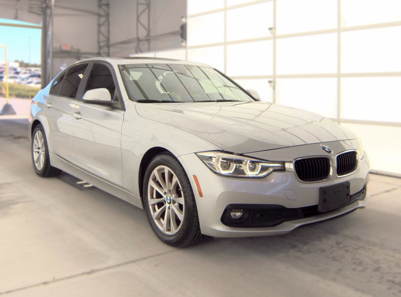Used 2018 BMW 320i xDrive Sedan AWD/4WD image 3