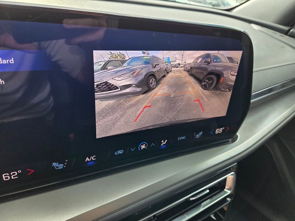 Certified 2025 Chevrolet Traverse LT FWD image 33
