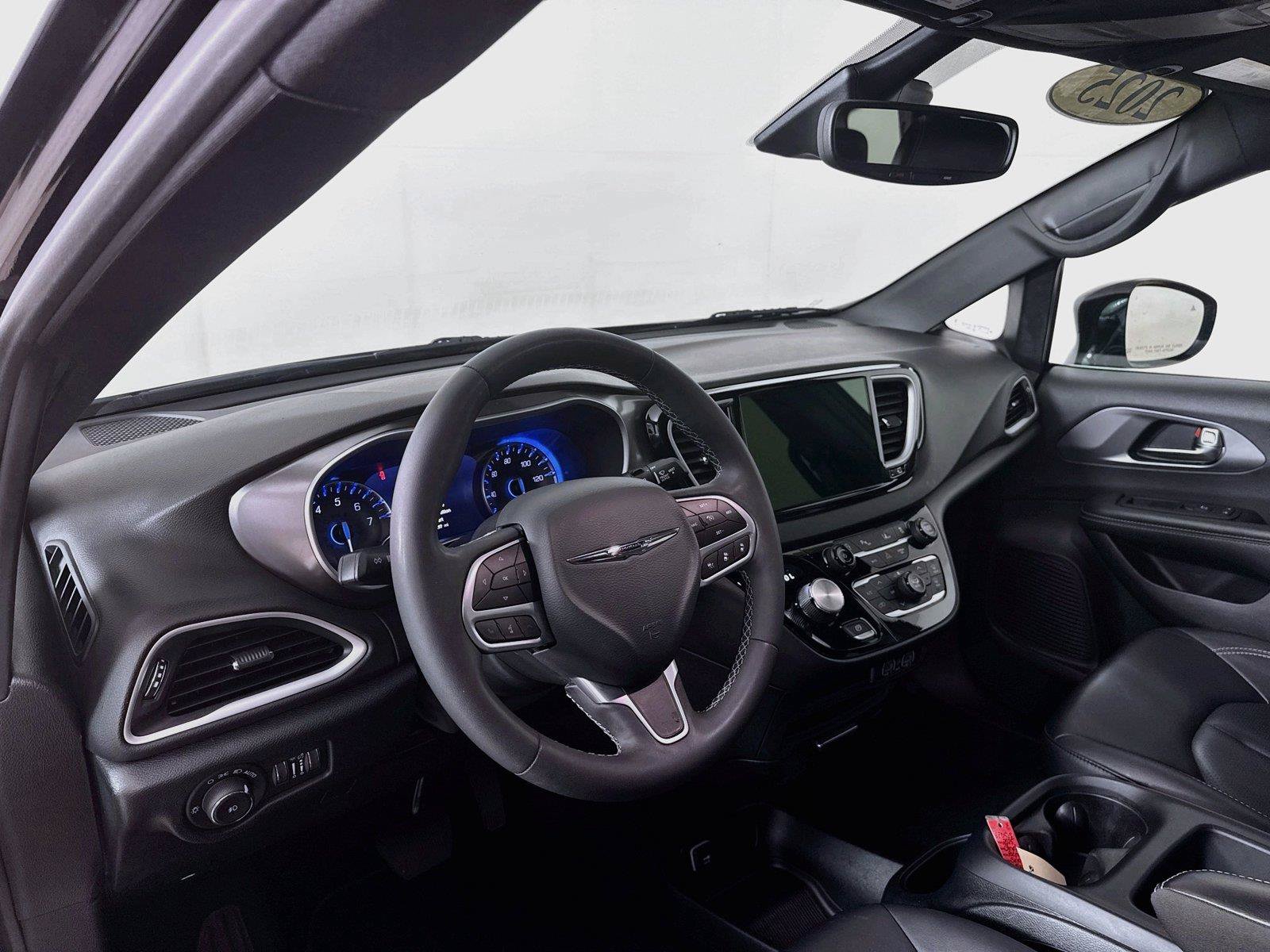 Used 2025 Chrysler Pacifica Select FWD image 22