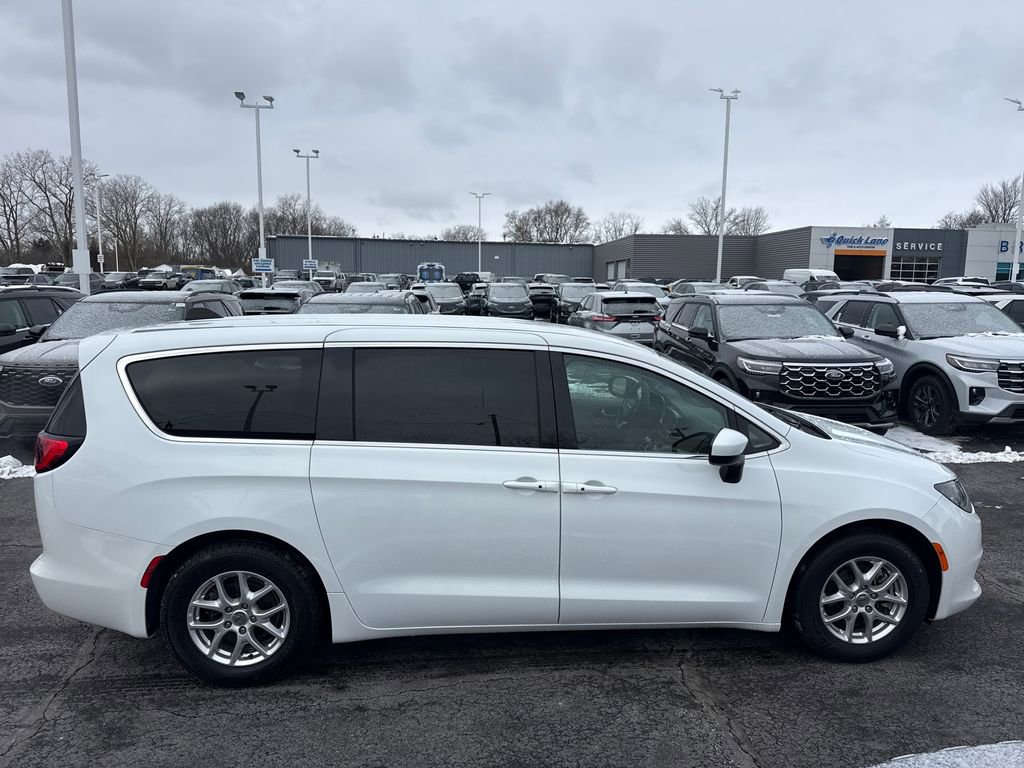 Used 2022 Chrysler Voyager LX FWD image 6