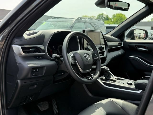 Used 2025 Toyota Highlander XSE AWD/4WD image 13