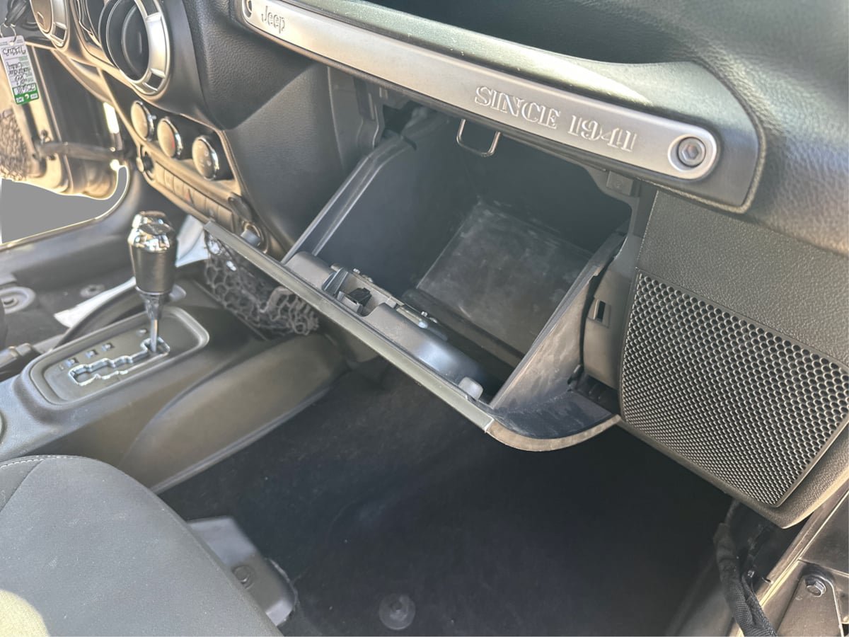 Used 2017 Jeep Wrangler Unlimited Sahara AWD/4WD image 29