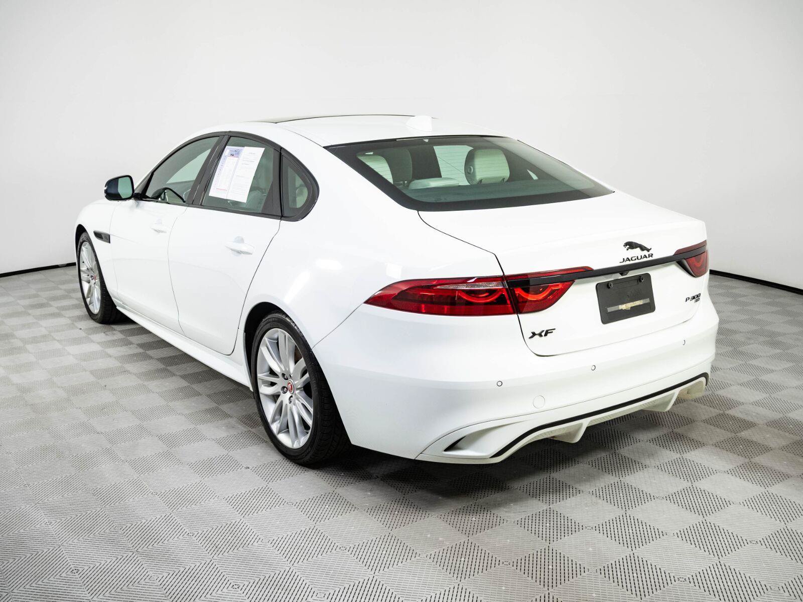 Used 2022 Jaguar XF R-Dynamic SE AWD/4WD image 3