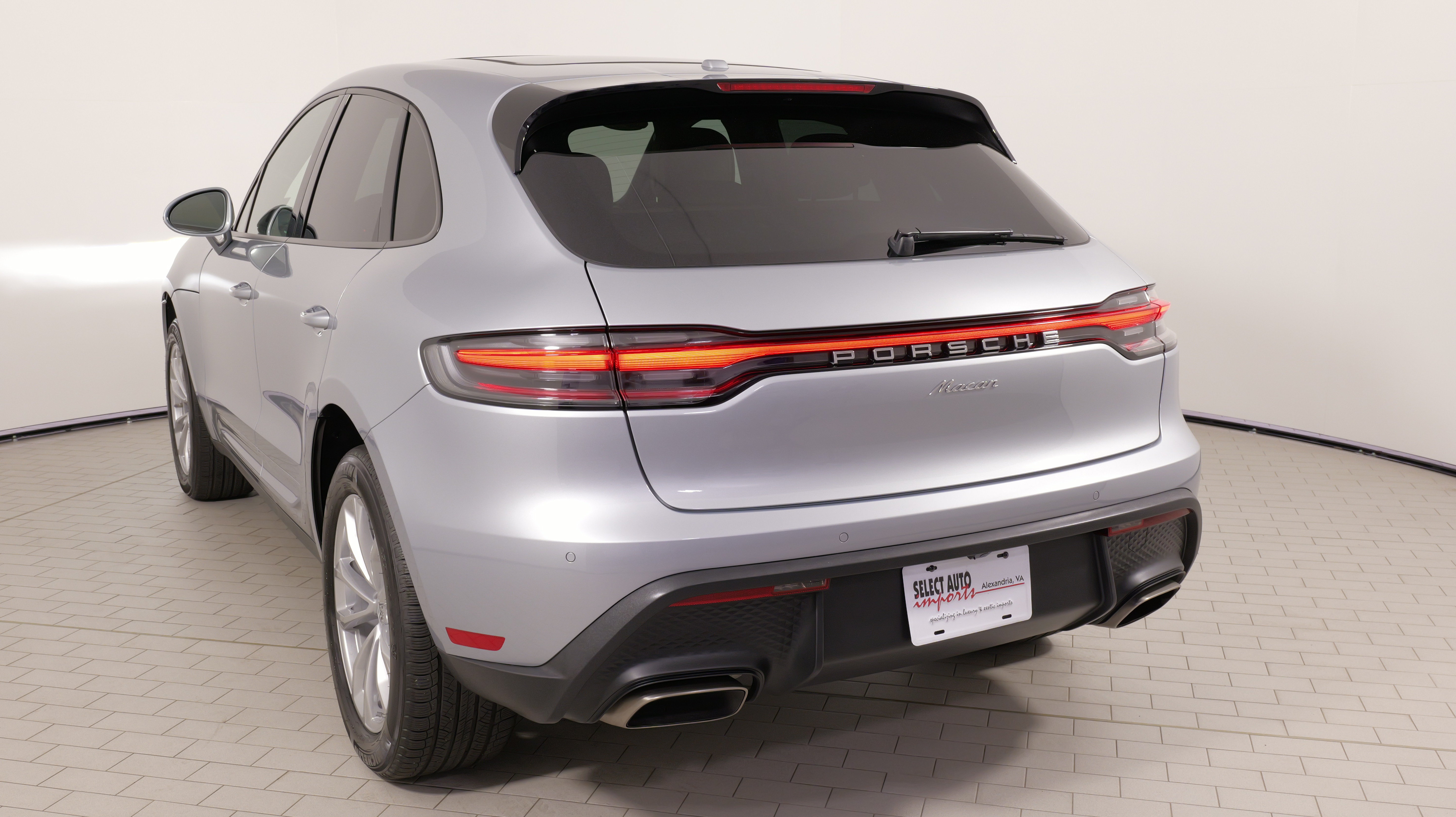 Used 2025 Porsche Macan AWD/4WD image 12