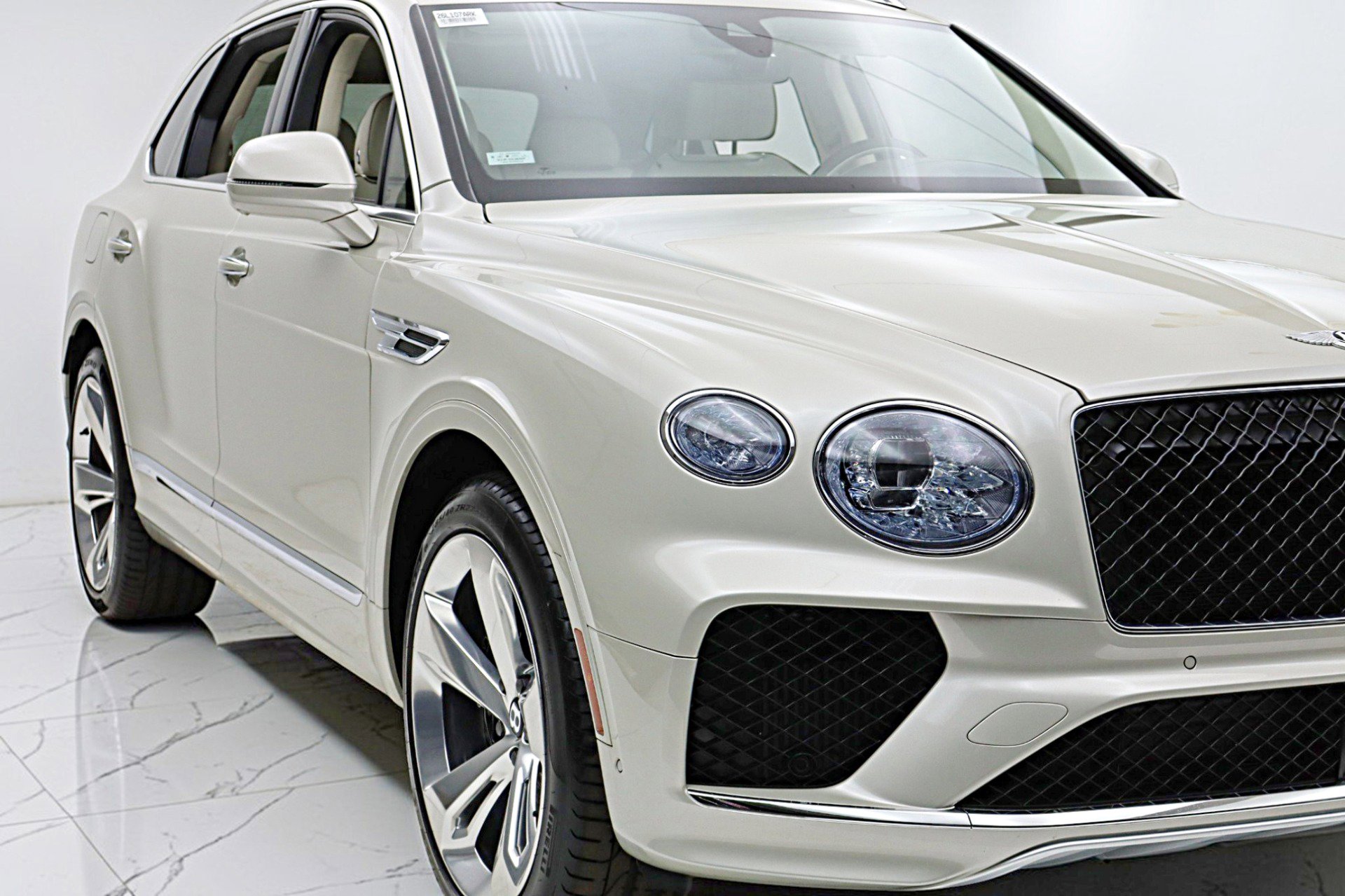 Used 2024 Bentley Bentayga Plug-In Hybrid image 24