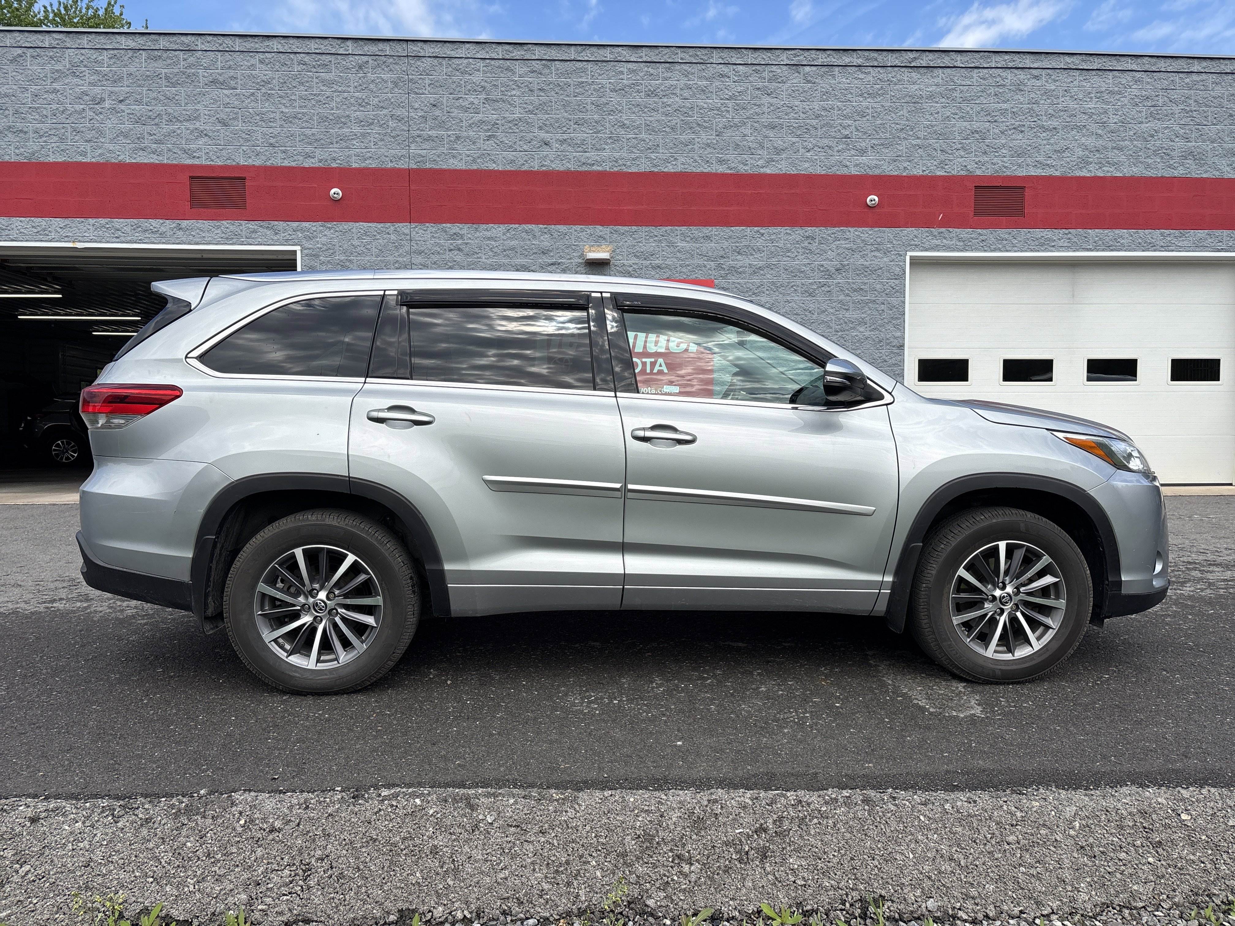Used 2018 Toyota Highlander XLE AWD/4WD image 2