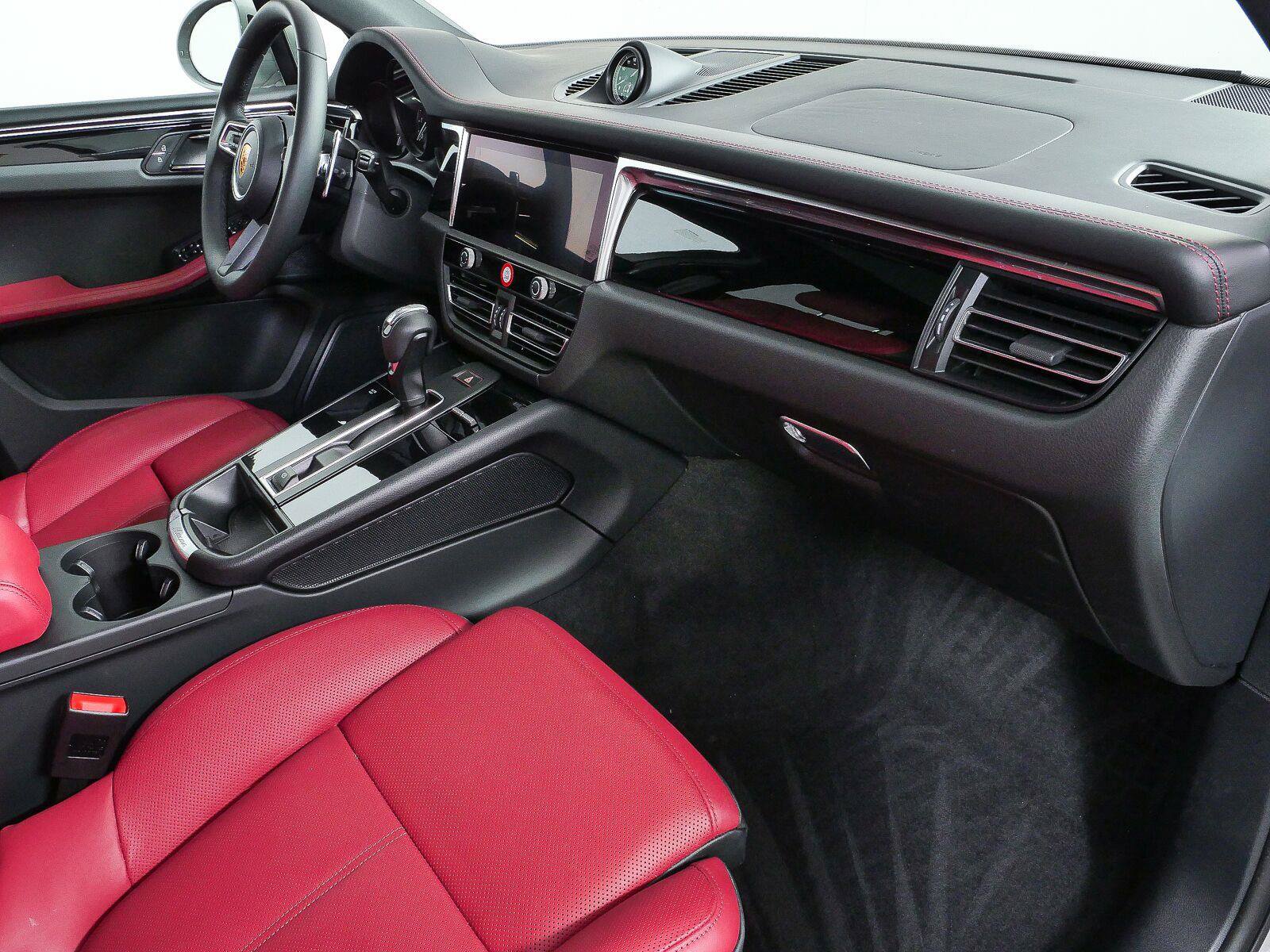 Certified 2026 Porsche Macan AWD/4WD image 23