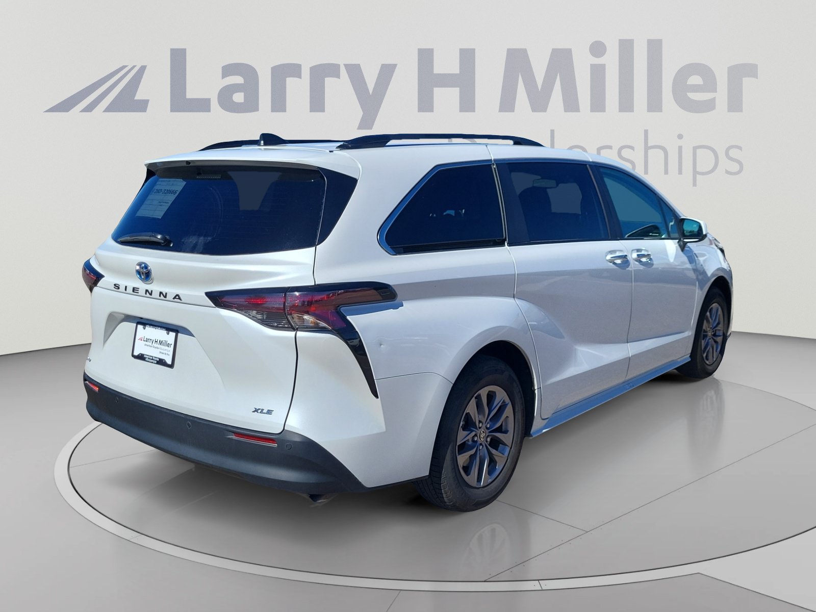 Used 2025 Toyota Sienna XLE FWD image 5
