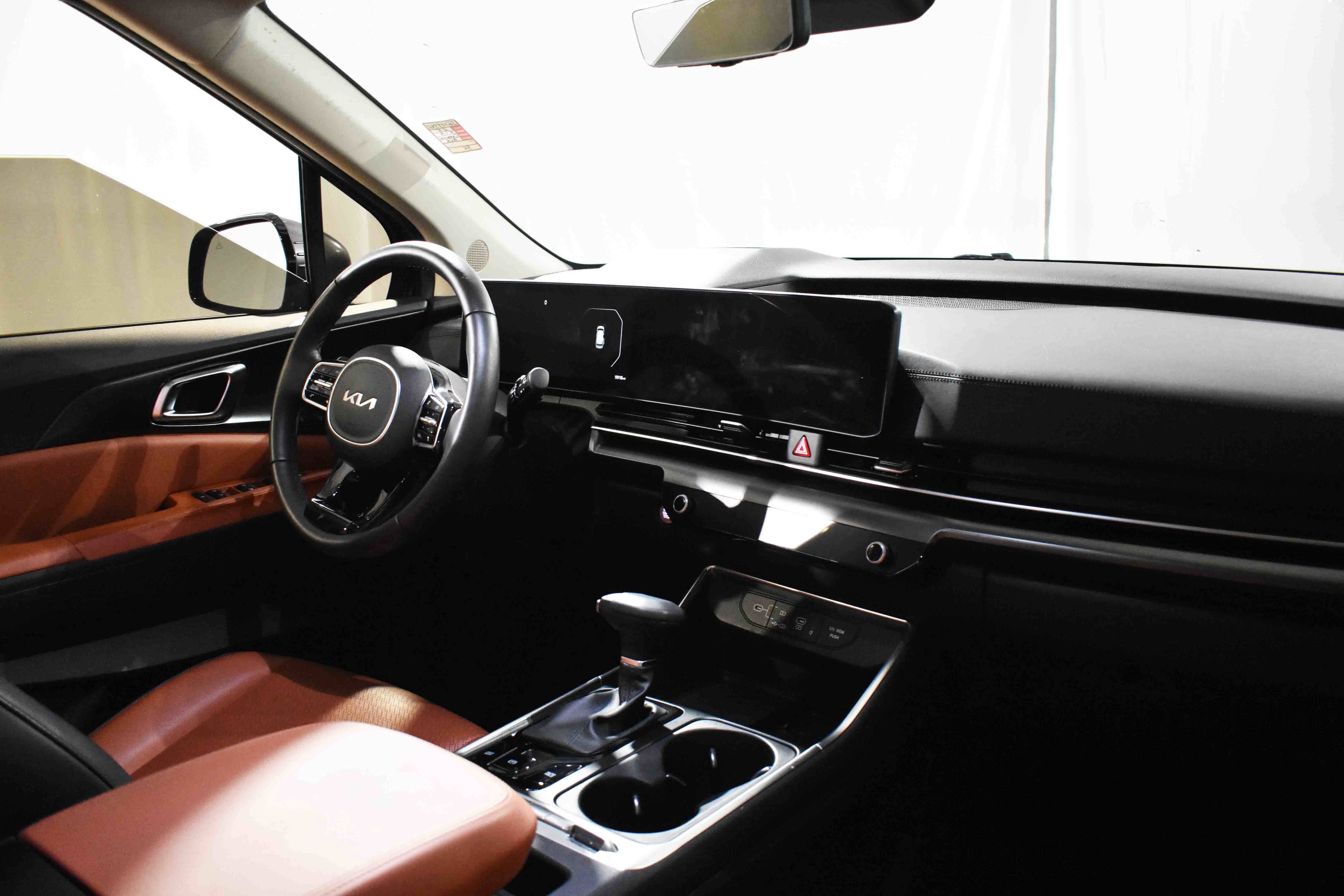 Used 2025 Kia Carnival SX Prestige image 34