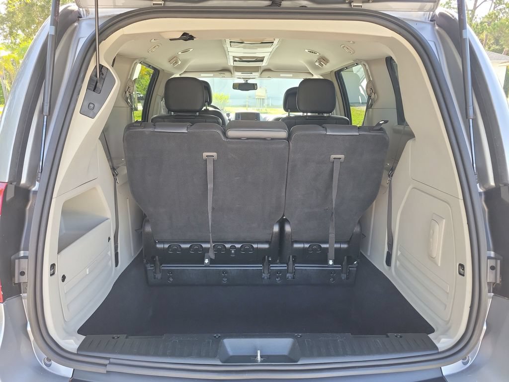 Used 2013 Chrysler Town & Country Touring-L w/ Driver Convenience Group FWD image 30
