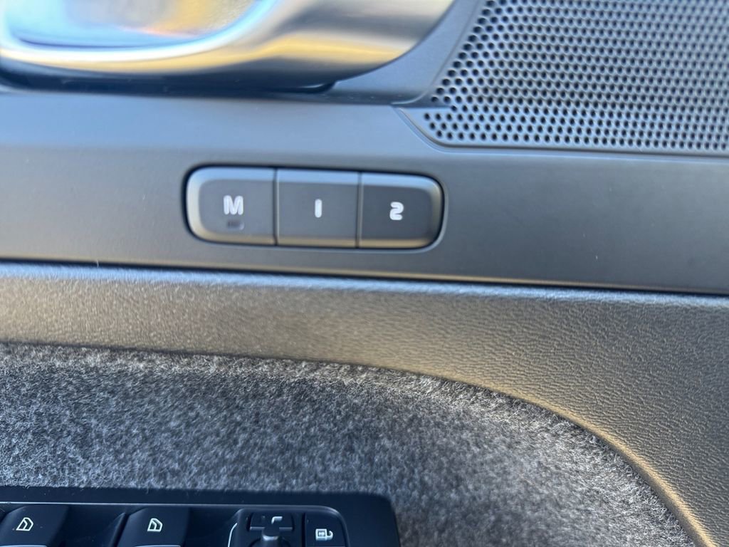 Certified 2025 Volvo XC40 B5 Core image 12