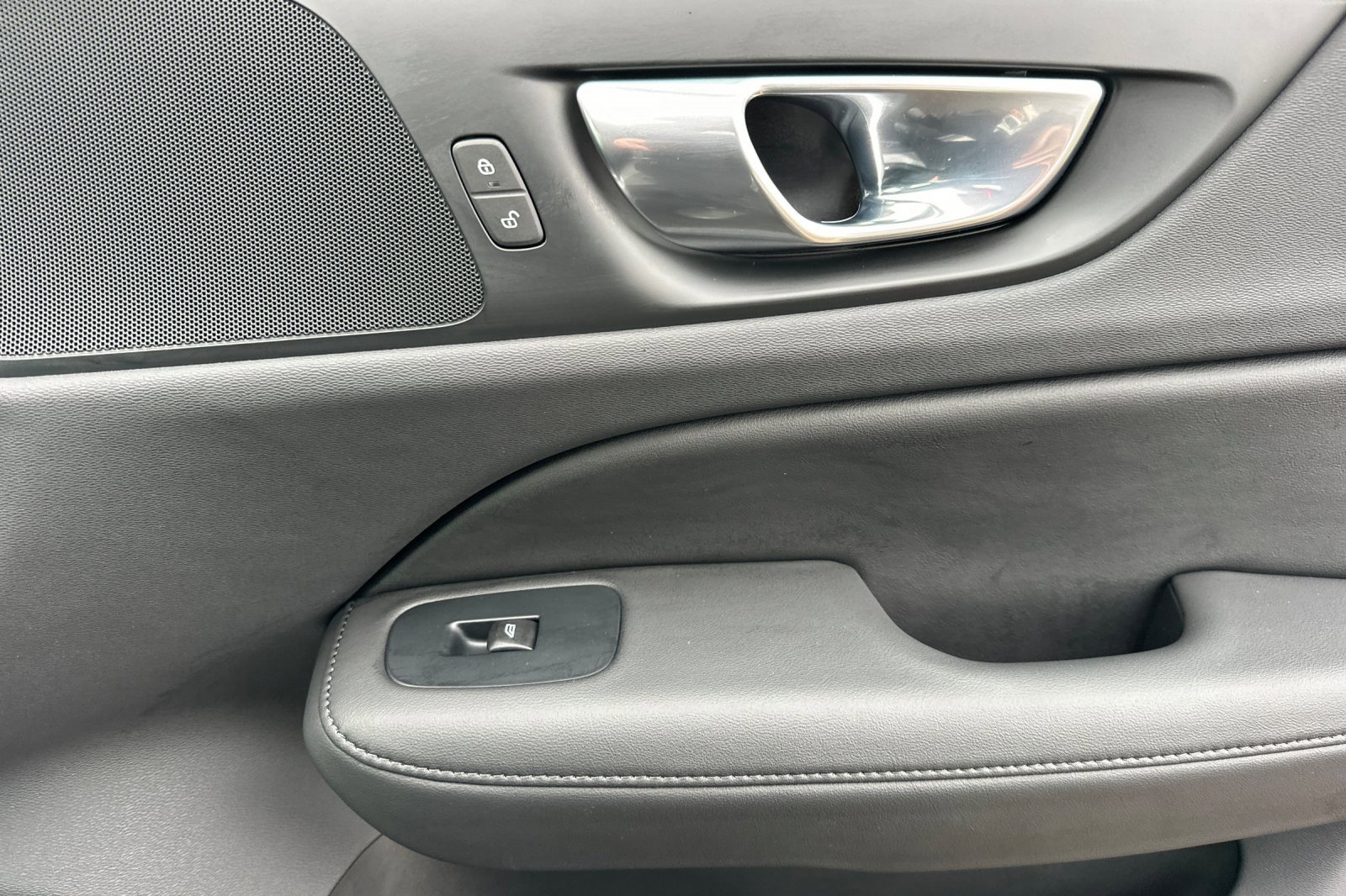 Used 2025 Volvo V60 B5 Cross Country Plus image 18