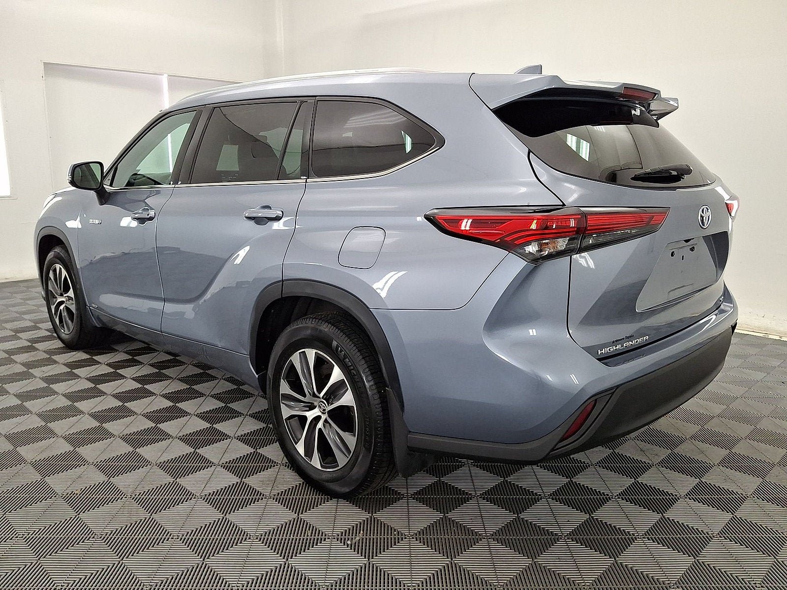 Used 2021 Toyota Highlander XLE AWD/4WD image 14