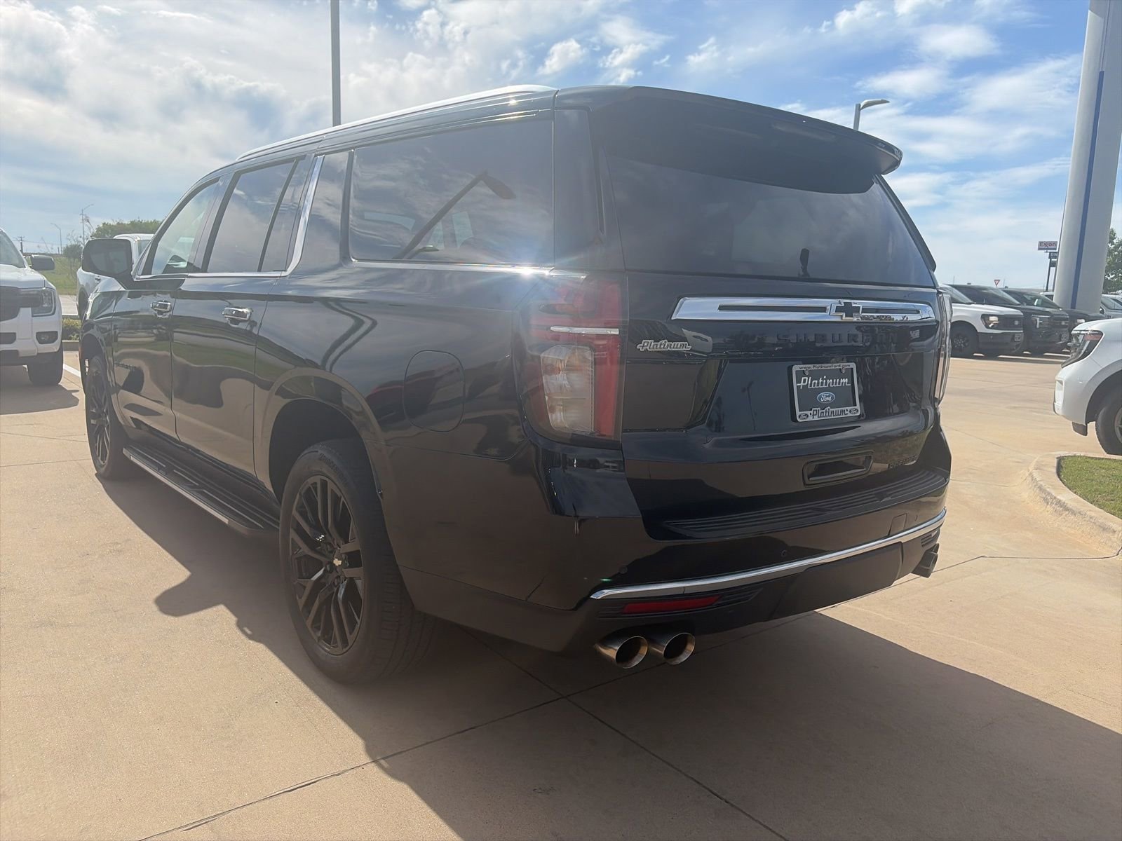 Used 2021 Chevrolet Suburban Premier w/ Premium Package image 3