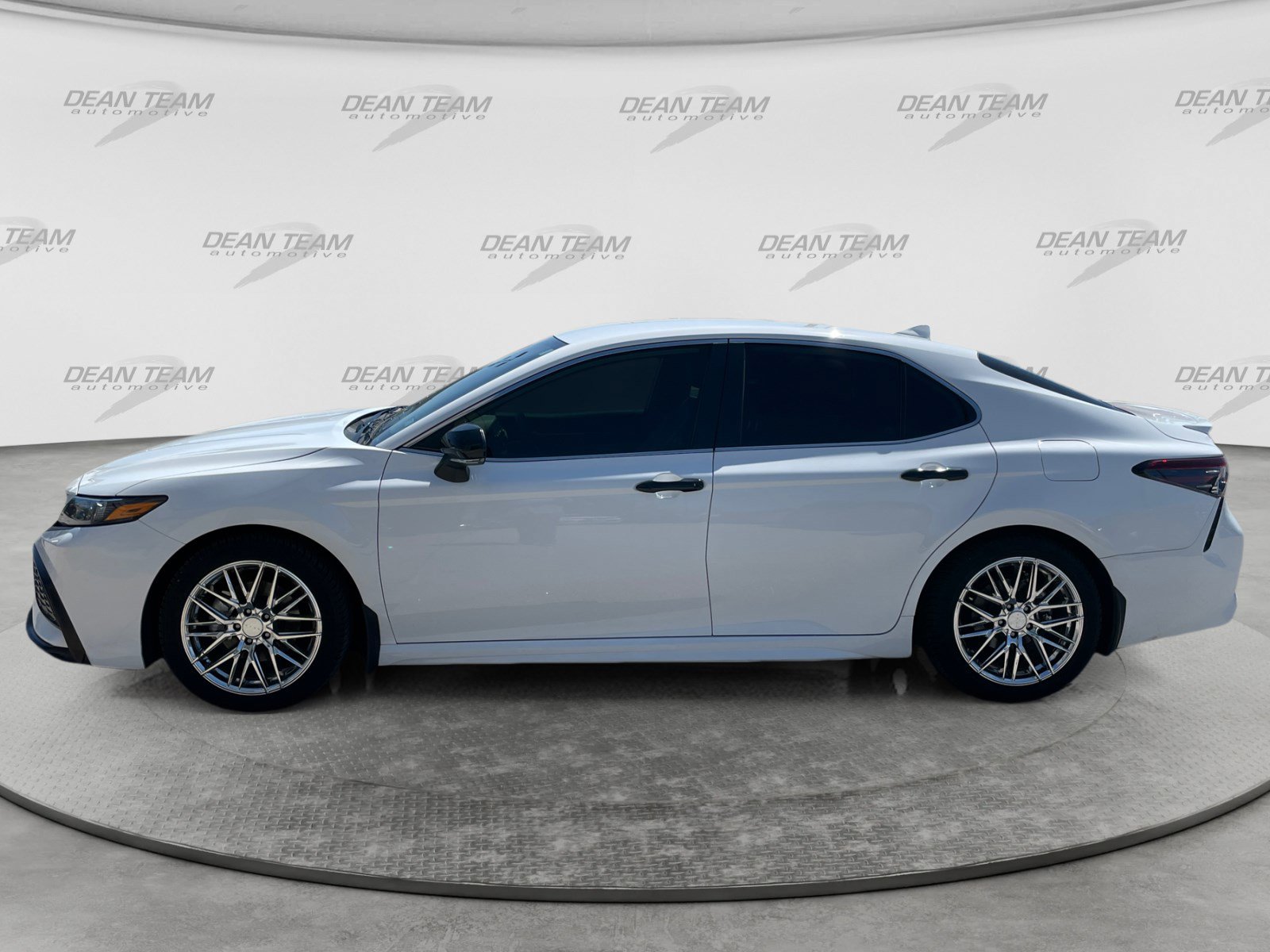 Used 2023 Toyota Camry SE AWD/4WD image 4