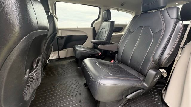 Used 2018 Chrysler Pacifica Touring-L w/ Tire & Wheel Group FWD image 9