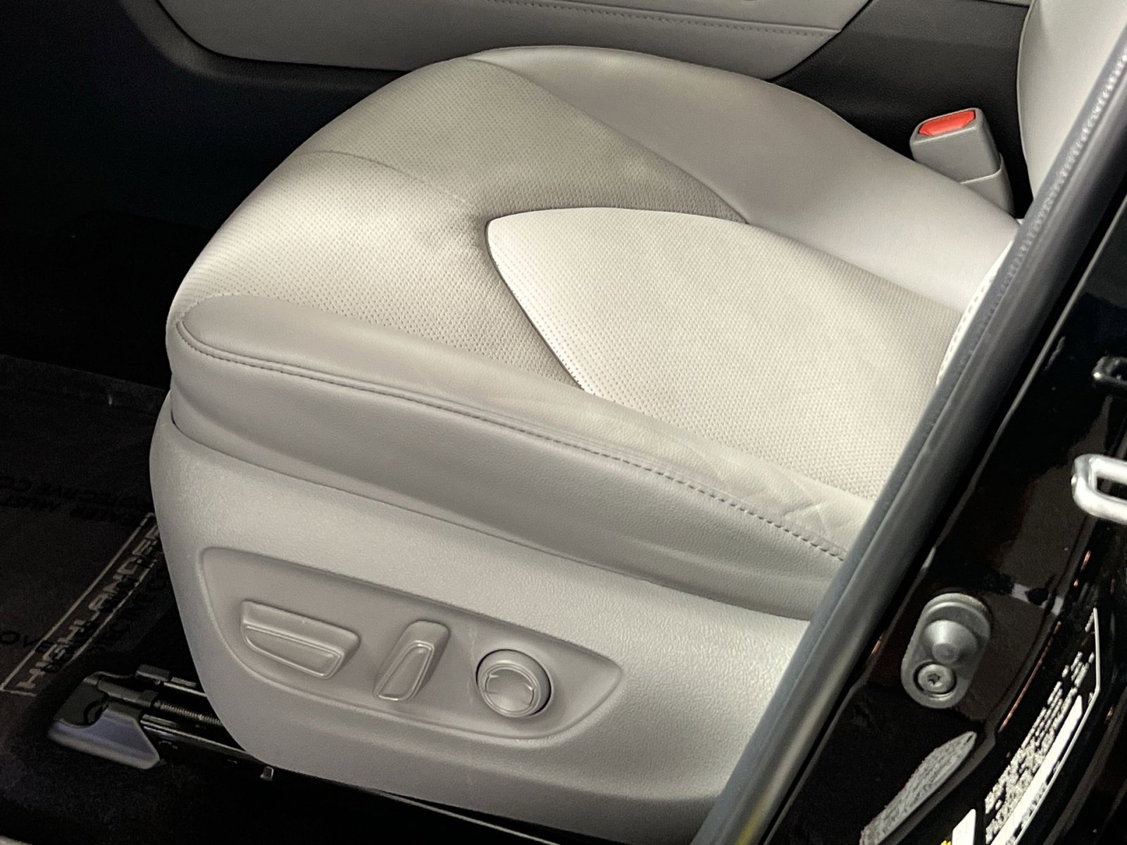 Used 2023 Toyota Highlander Platinum image 14