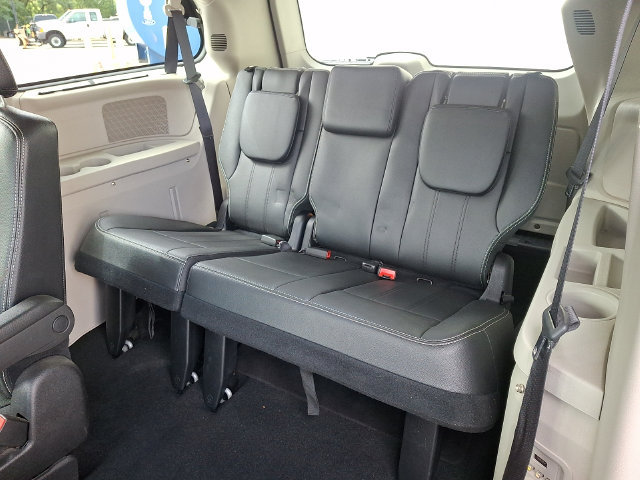 Used 2016 Chrysler Town & Country Touring-L FWD image 14