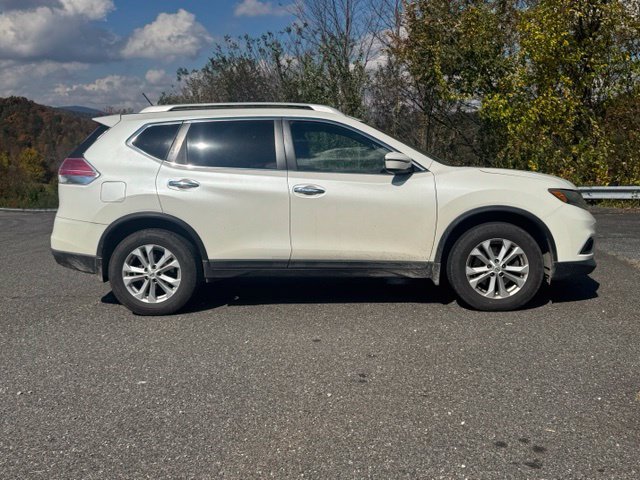 Used 2016 Nissan Rogue SV w/ SV Family Package AWD/4WD image 2