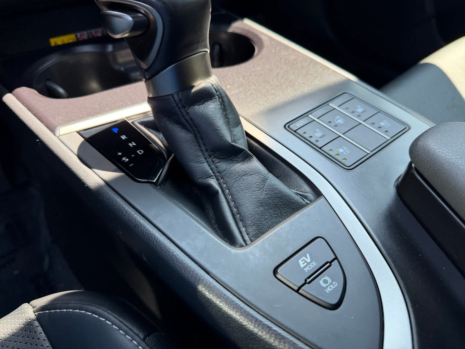 Used 2024 Lexus UX 250h AWD w/ Premium Package image 29