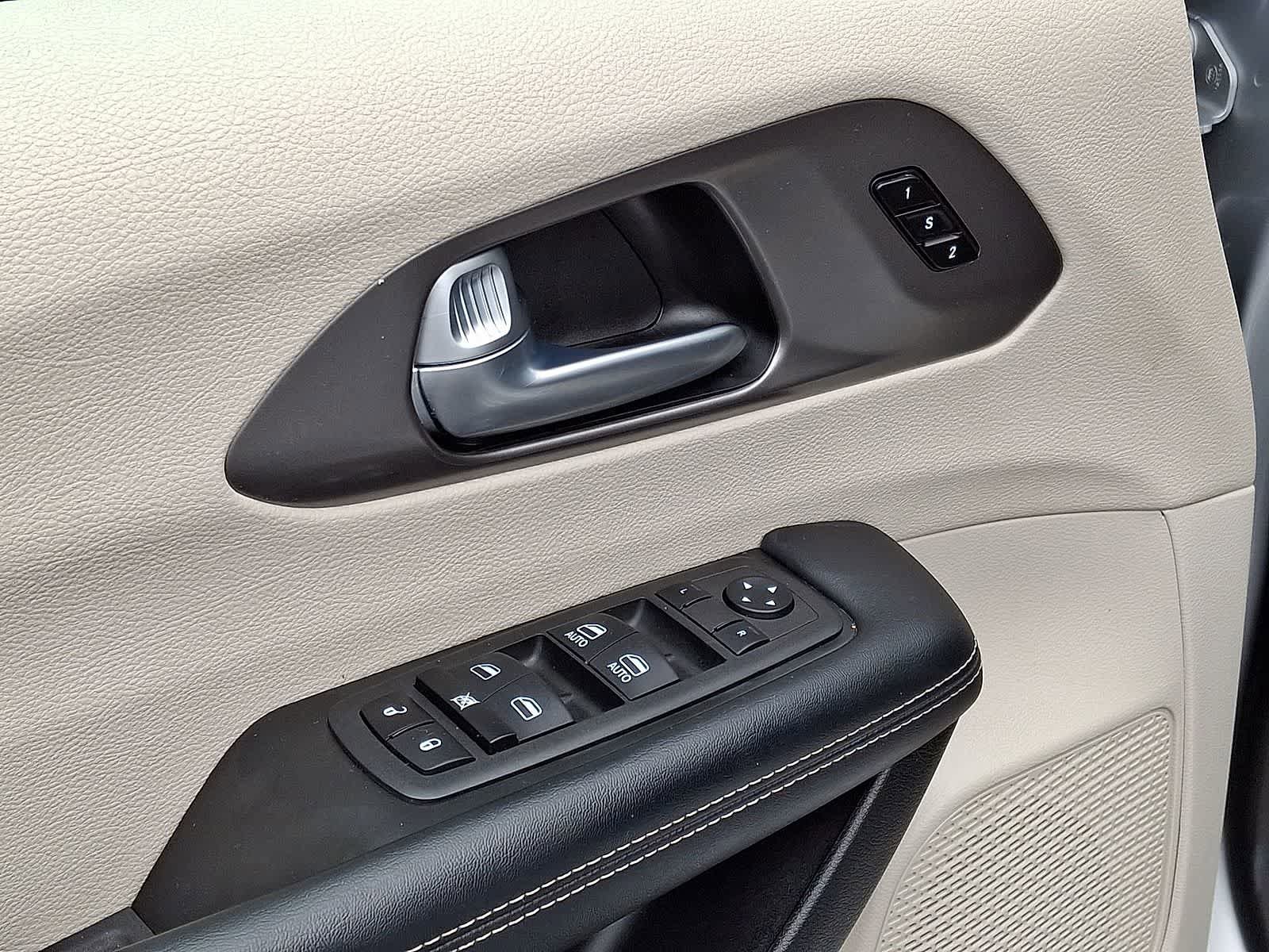 Used 2023 Chrysler Pacifica Touring-L image 23