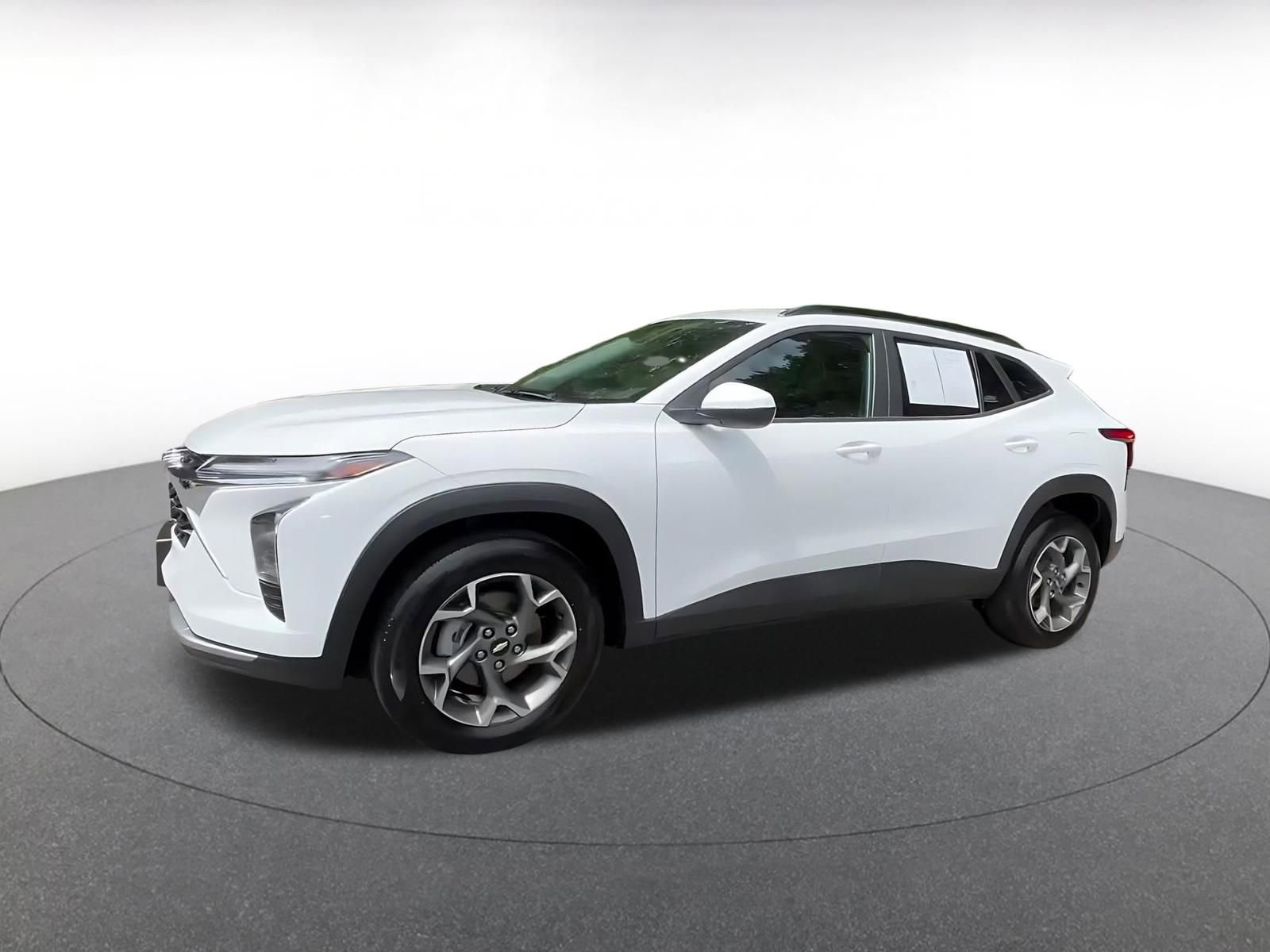Used 2025 Chevrolet Trax LT FWD image 8