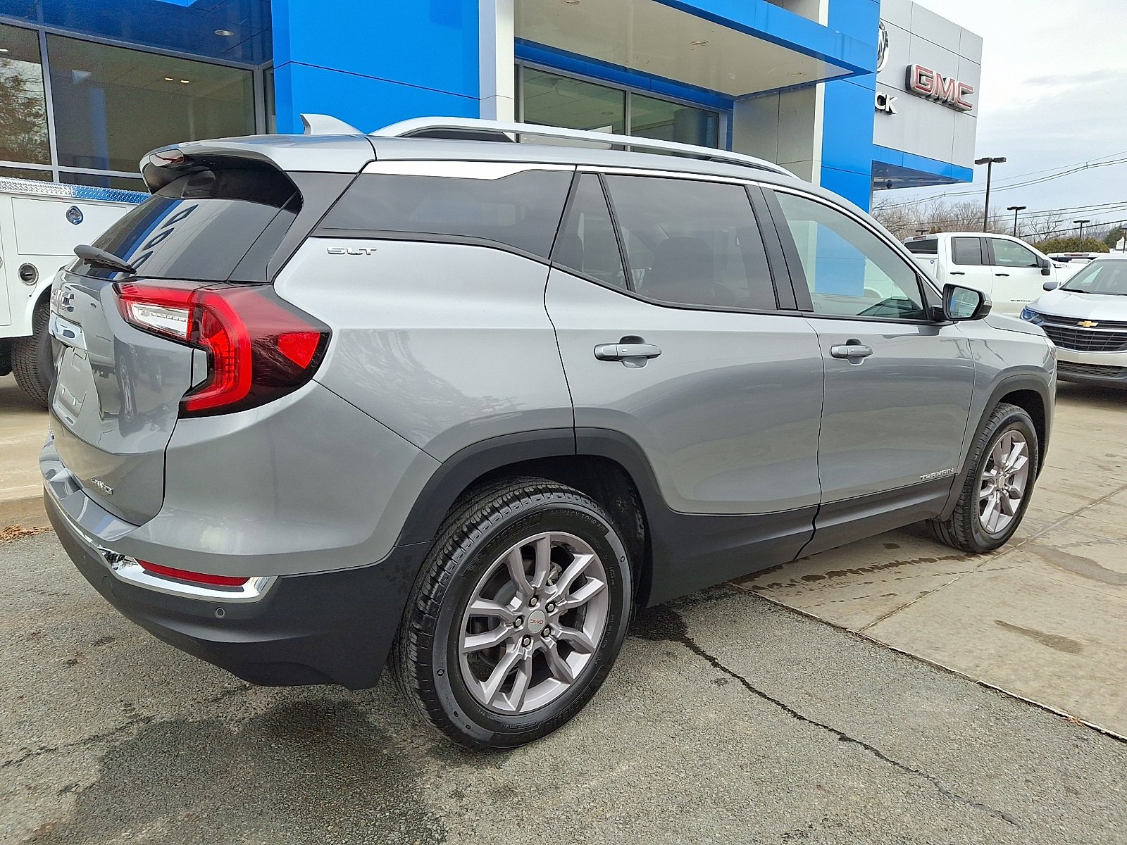 Used 2024 GMC Terrain SLT w/ Infotainment Package II image 6