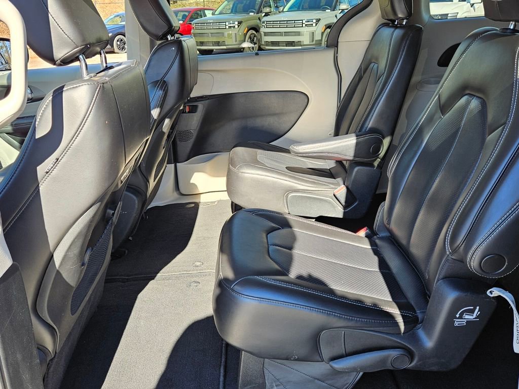 Used 2023 Chrysler Pacifica Touring-L image 7
