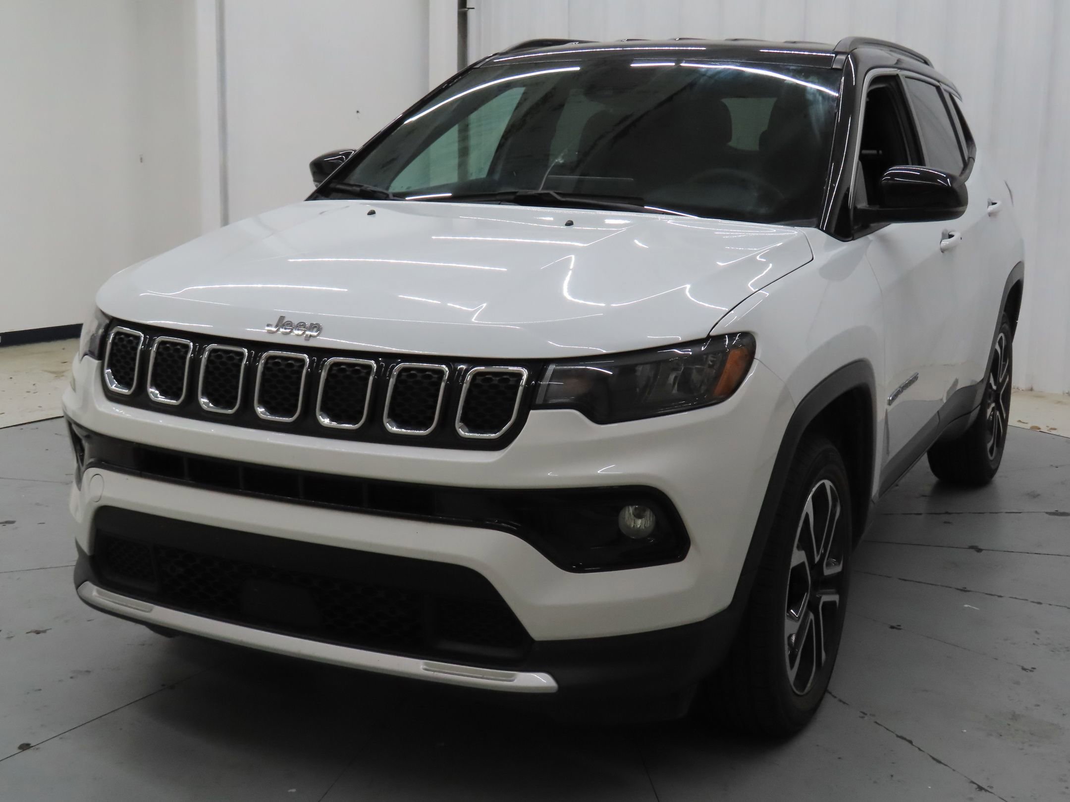 Used 2023 Jeep Compass Limited image 7