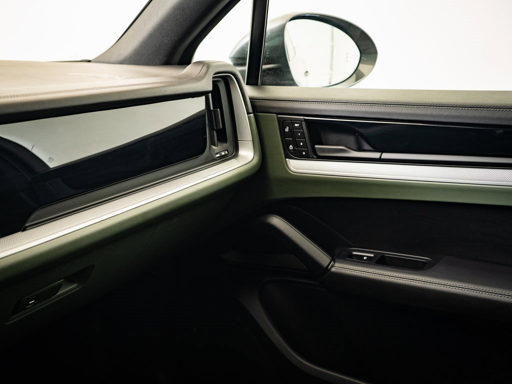 Used 2024 Porsche Cayenne image 31