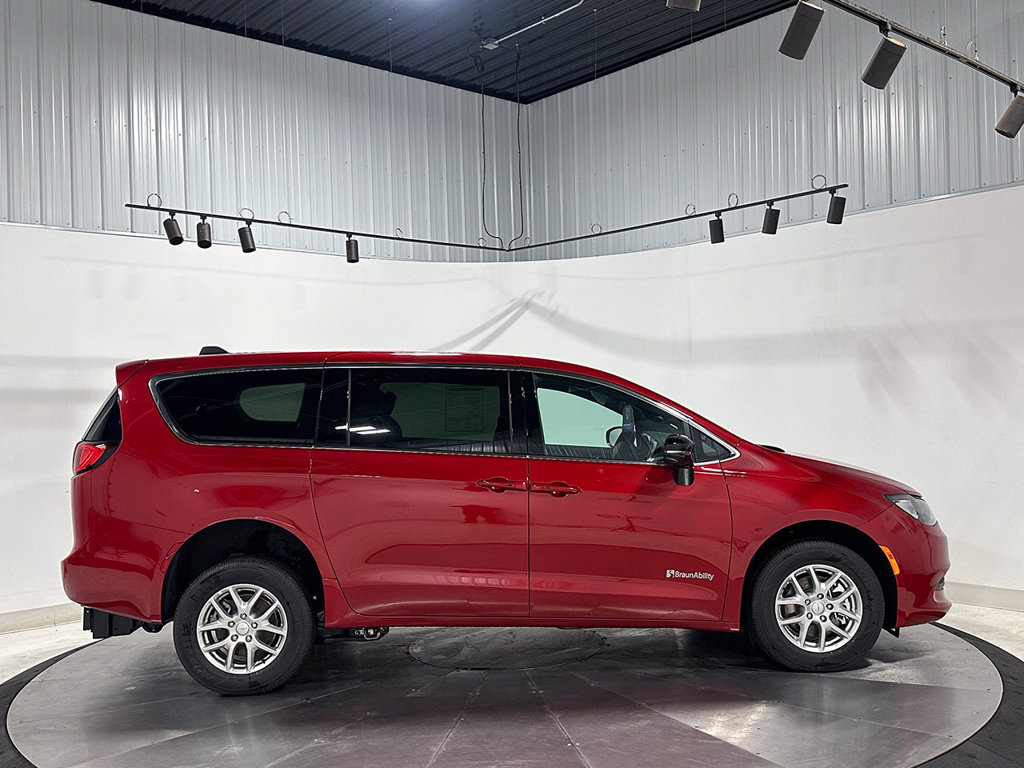 Used 2027 Chrysler Pacifica LX FWD image 5