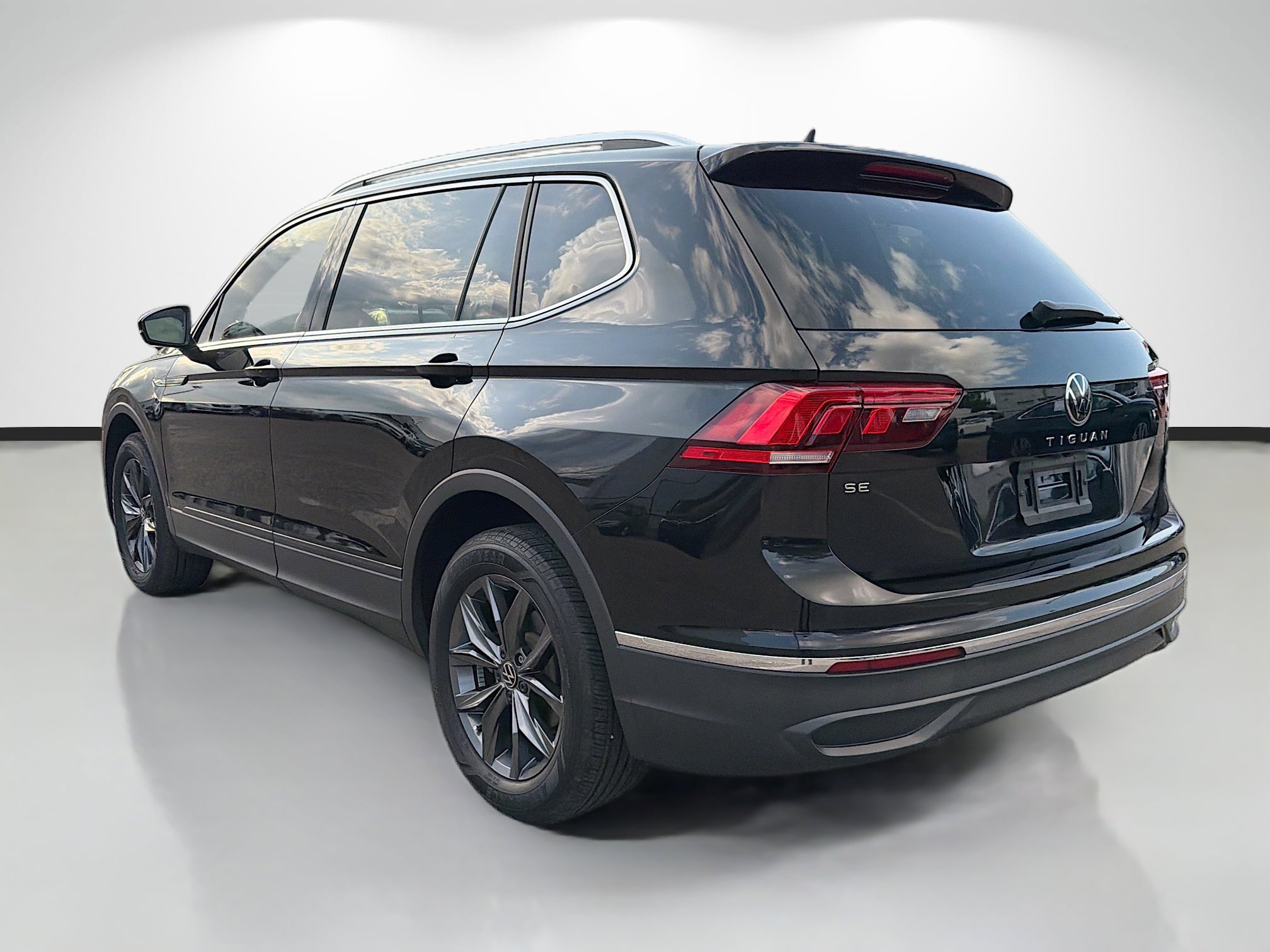 Used 2023 Volkswagen Tiguan SE image 5