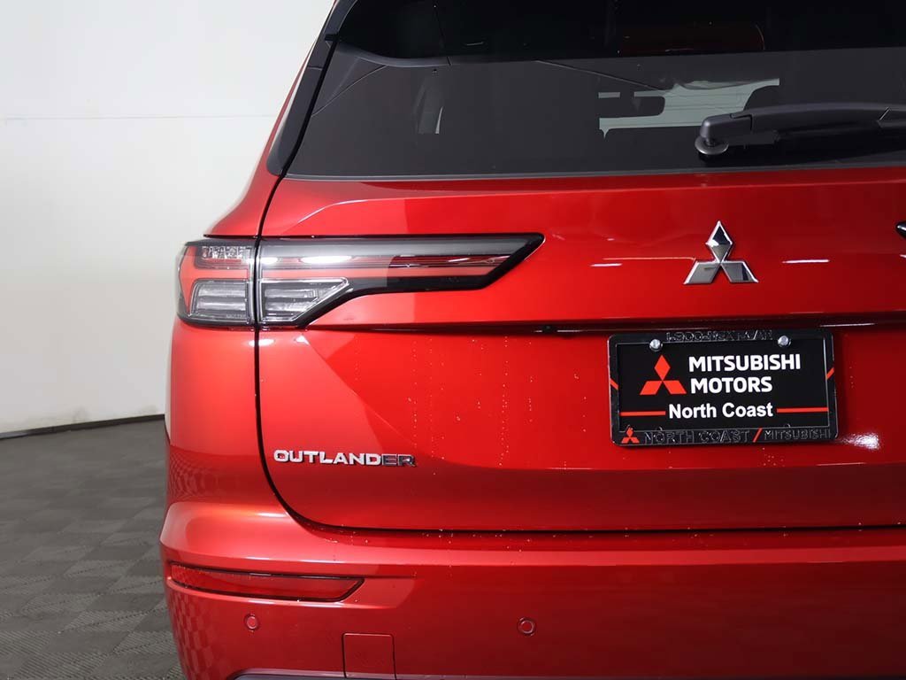 New 2025 Mitsubishi Outlander SE image 17