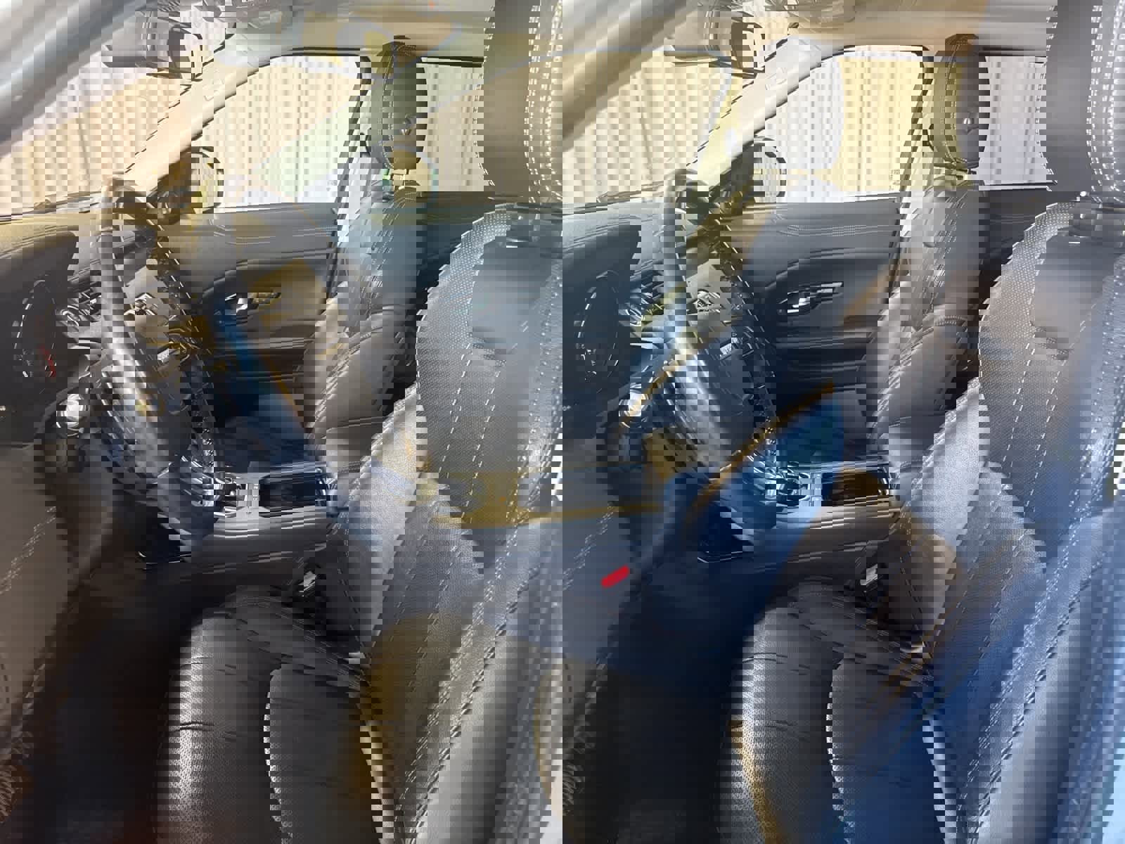 Used 2019 Land Rover Range Rover Evoque SE image 18