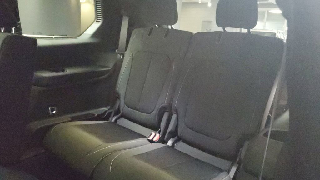 Used 2025 Jeep Grand Cherokee L Laredo image 16