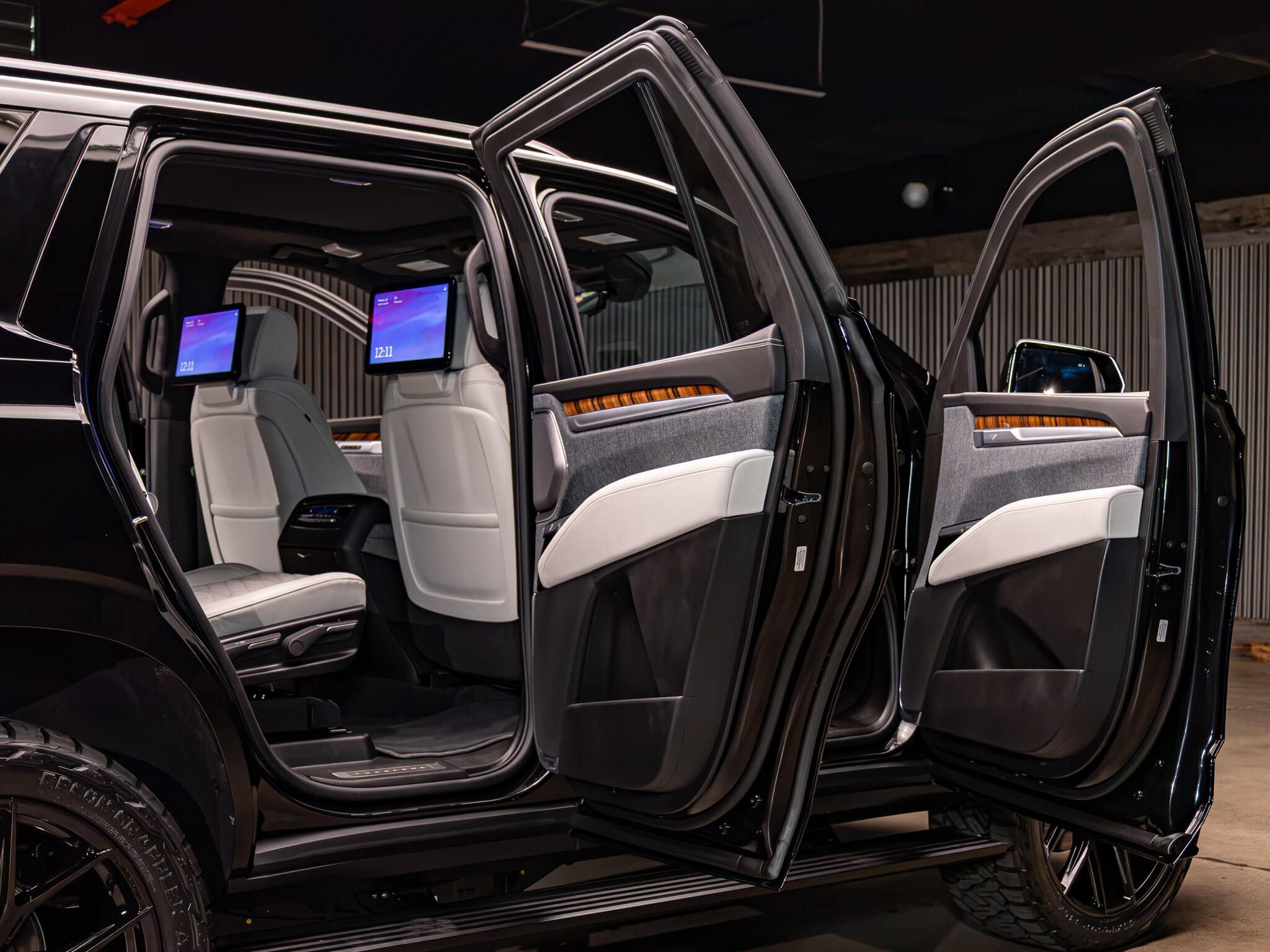 Used 2027 Cadillac Escalade Platinum Sport w/ LPO, Floor Liner Package AWD/4WD image 31