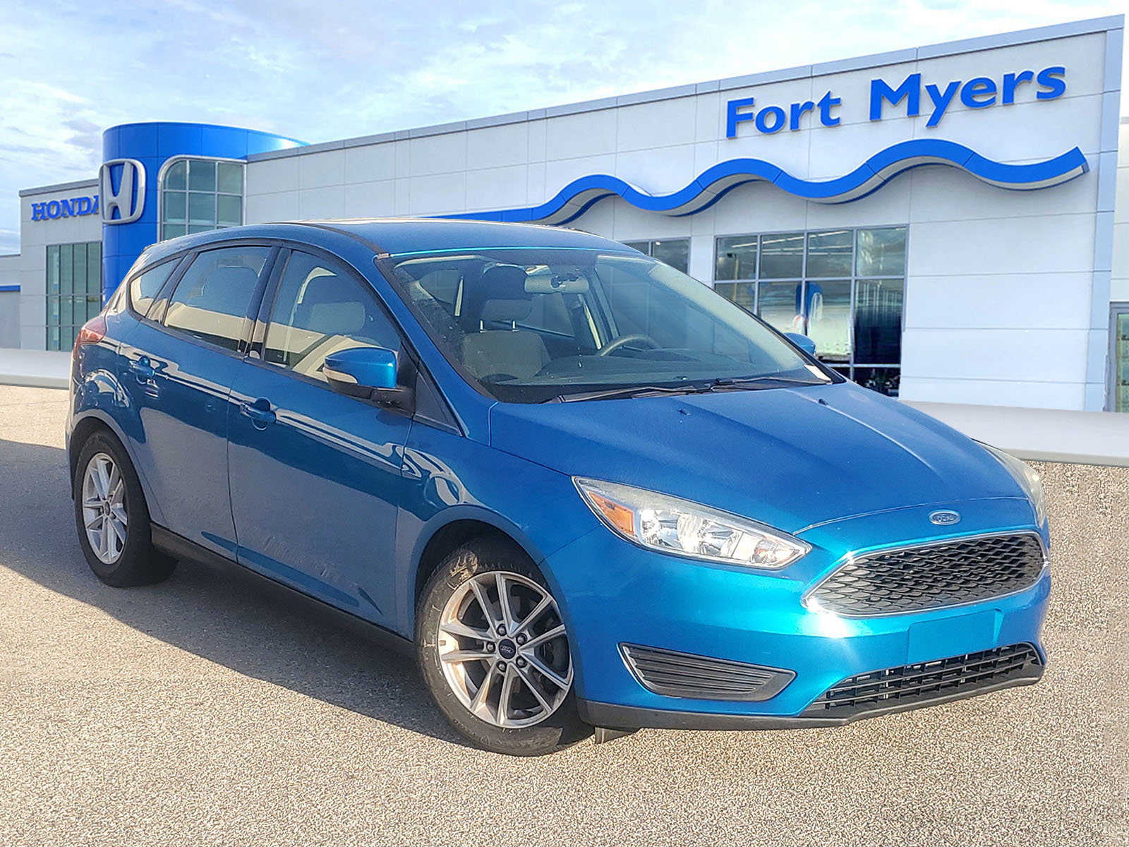 Used 2015 Ford Focus SE image 1