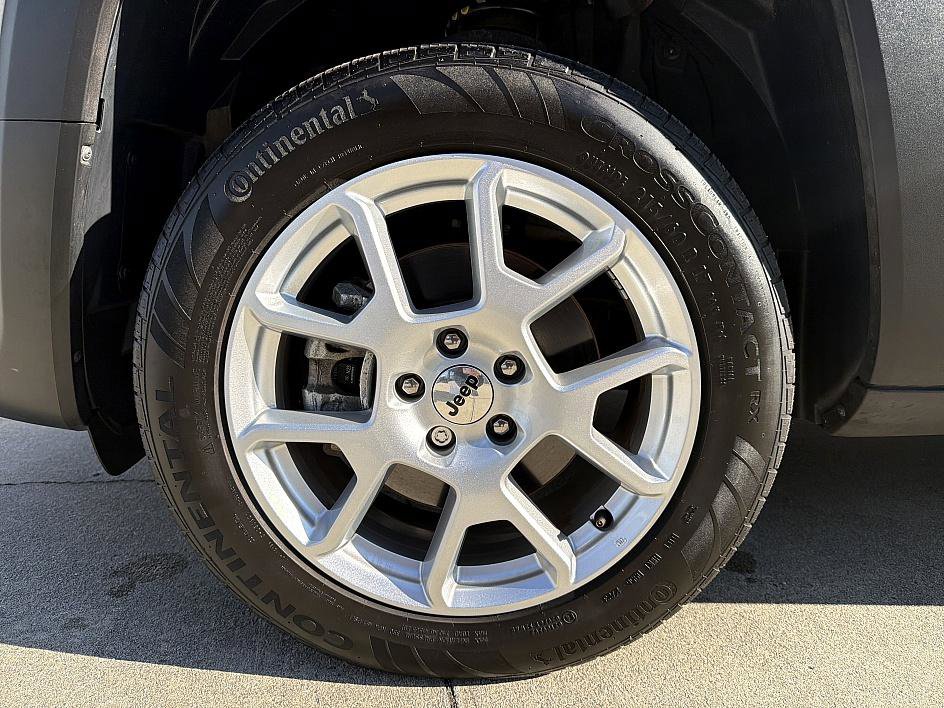 Used 2023 Jeep Renegade Latitude w/ Premium Group image 8