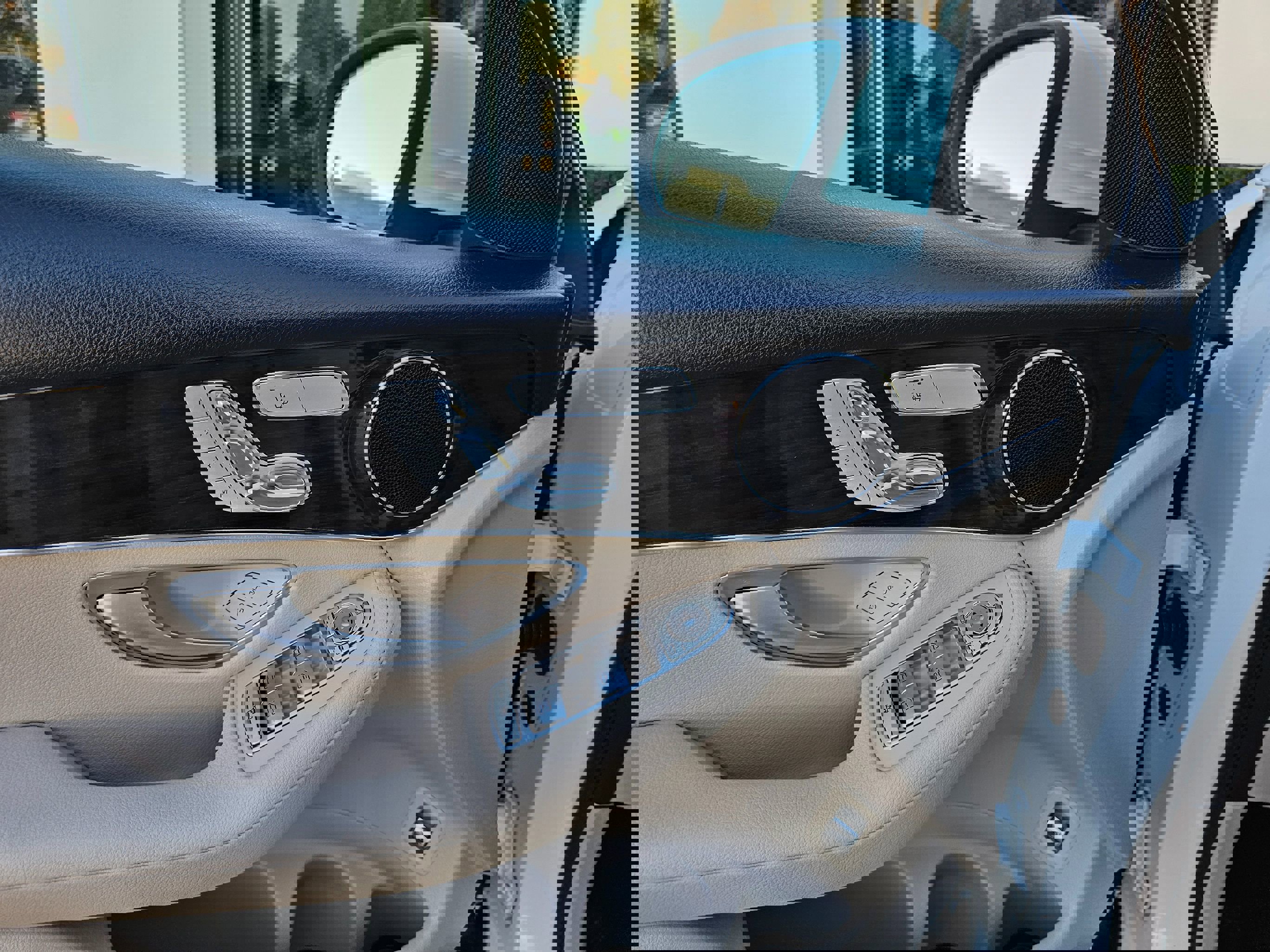 Used 2017 Mercedes-Benz GLC 300 4MATIC SUV image 34