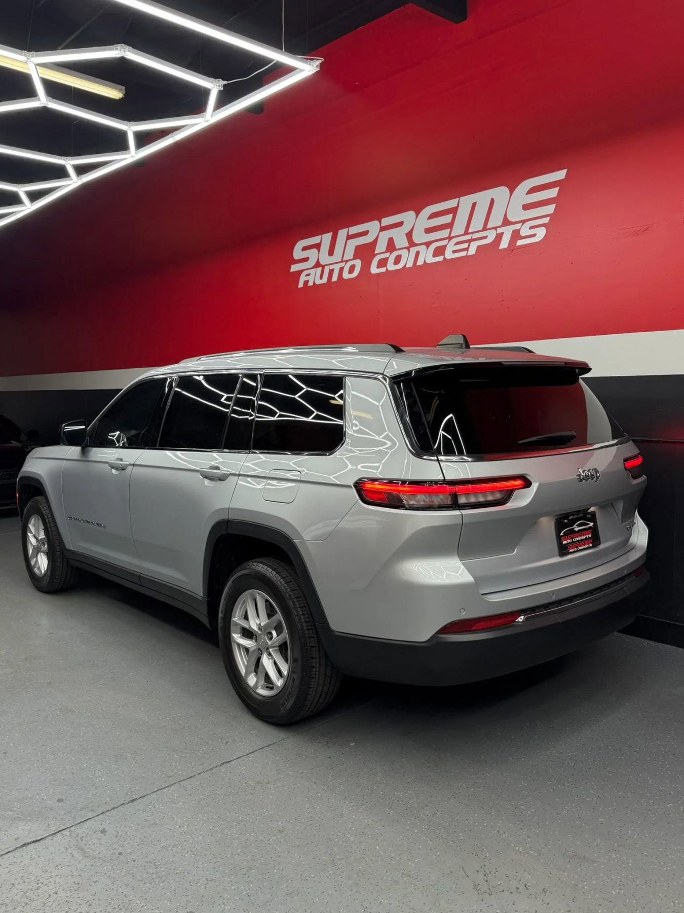 Used 2023 Jeep Grand Cherokee L Laredo w/ Luxury Tech Group I RWD image 4