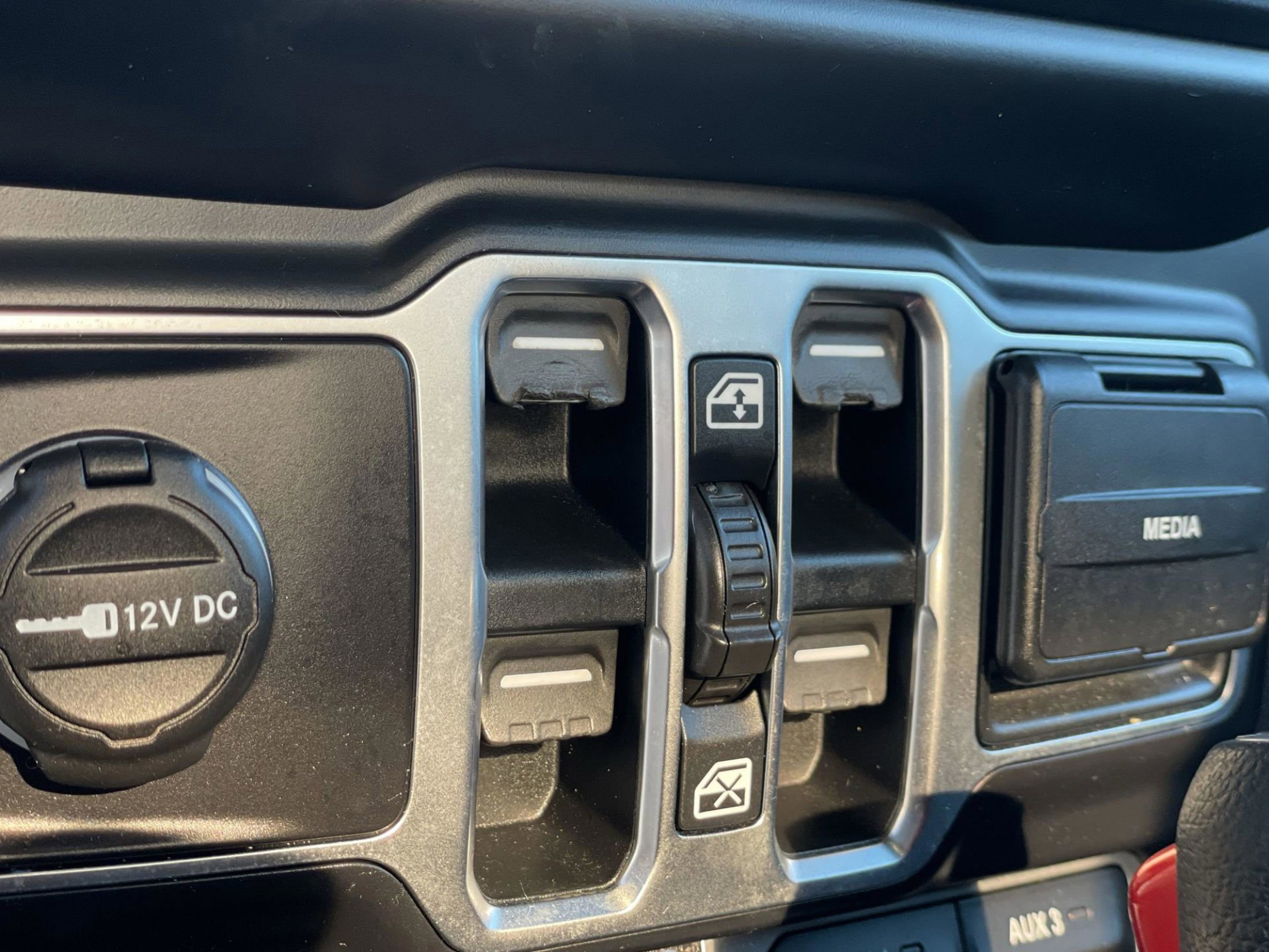 Used 2020 Jeep Gladiator Overland w/ Dual Top Group image 17