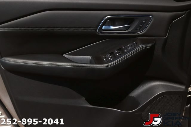 Used 2025 Nissan Rogue Platinum w/ Platinum Premium Package FWD image 11