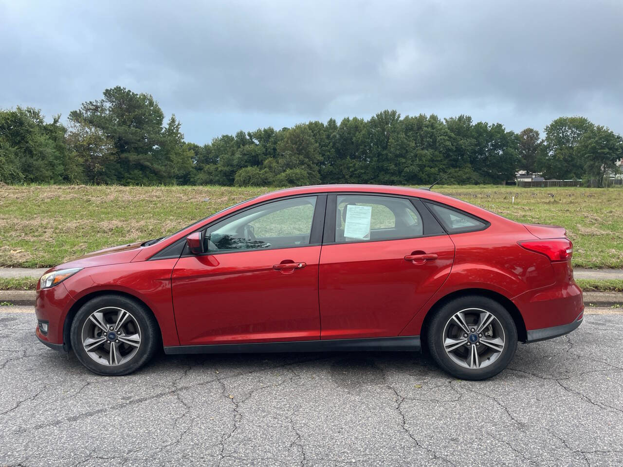 Used 2018 Ford Focus SE w/ SE Appearance Package image 2