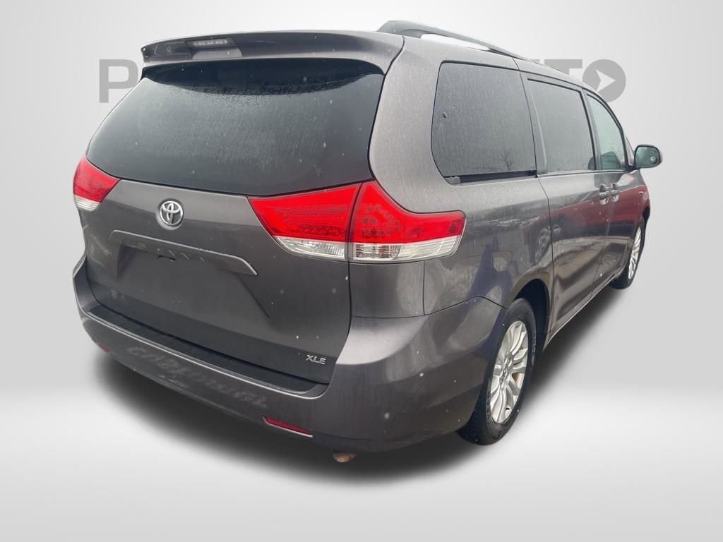 Used 2013 Toyota Sienna XLE image 42