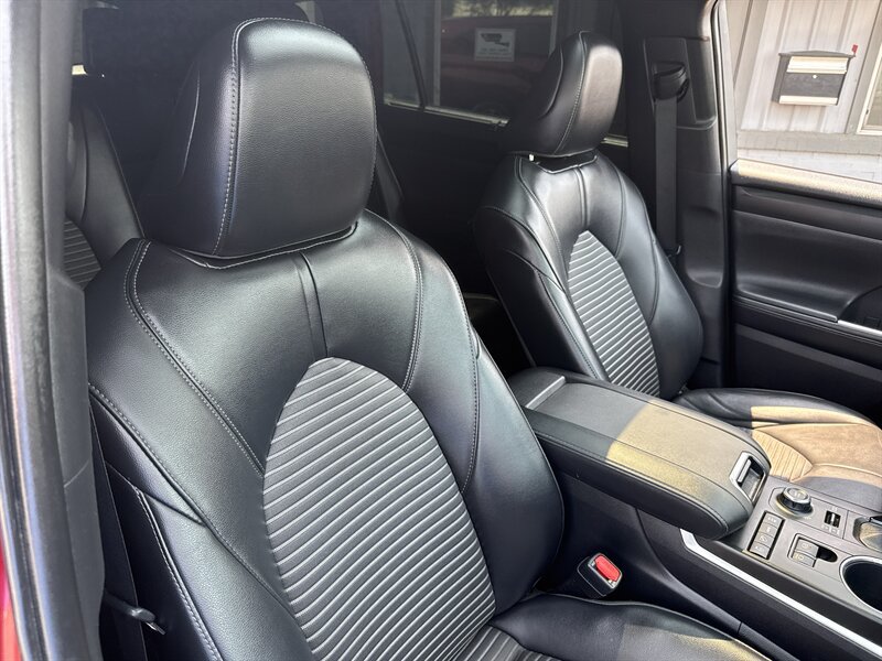 Used 2022 Toyota Highlander XSE AWD/4WD image 29