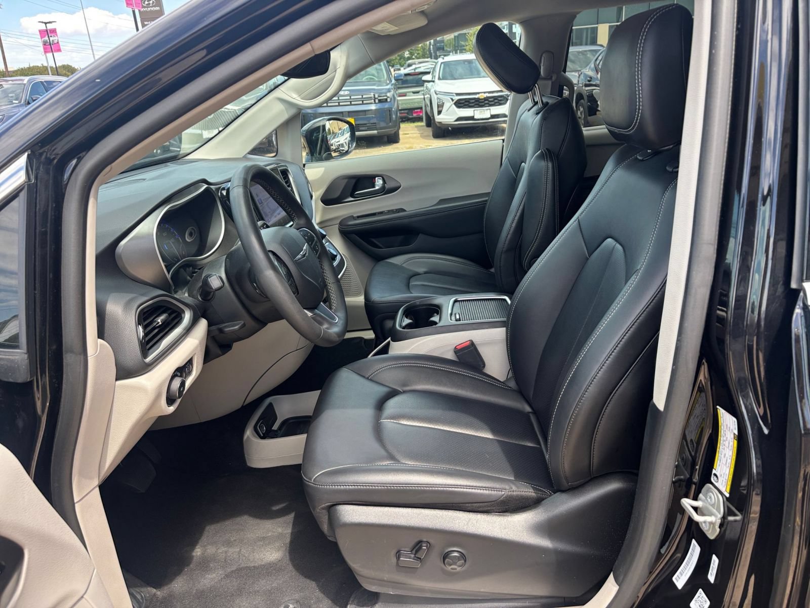 Used 2024 Chrysler Pacifica Touring-L FWD image 28