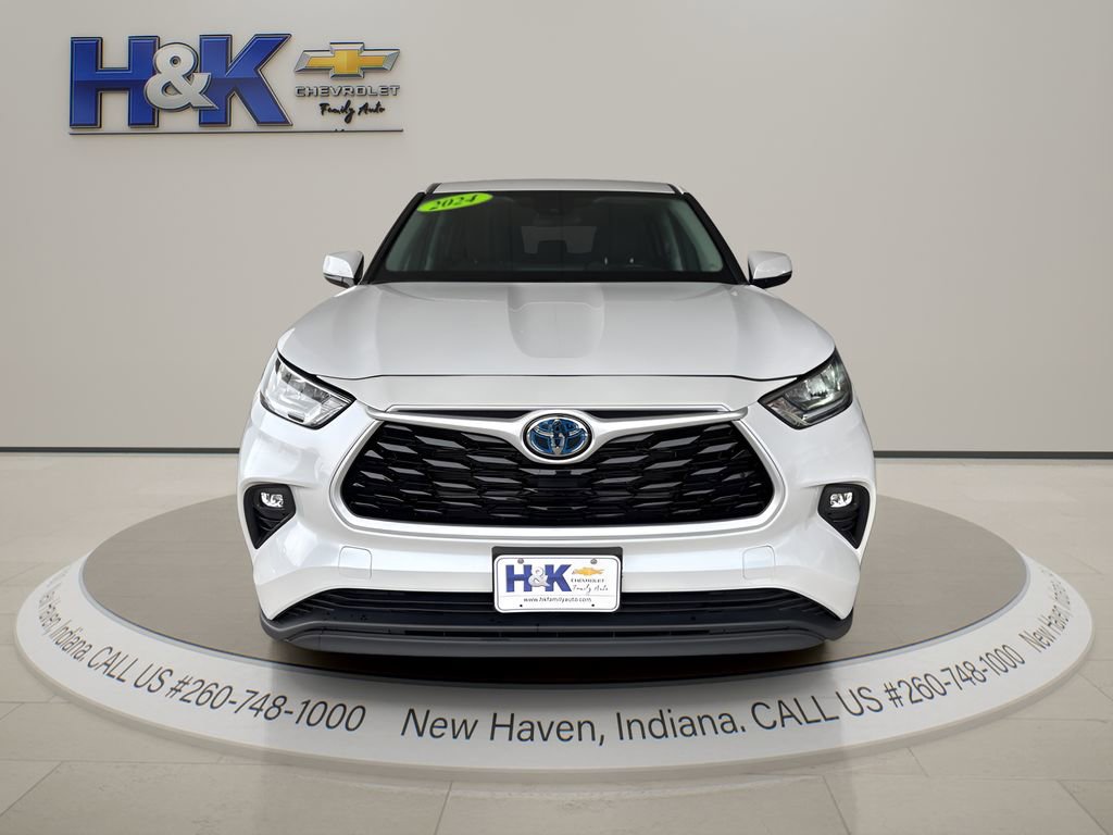 Used 2024 Toyota Highlander LE image 2