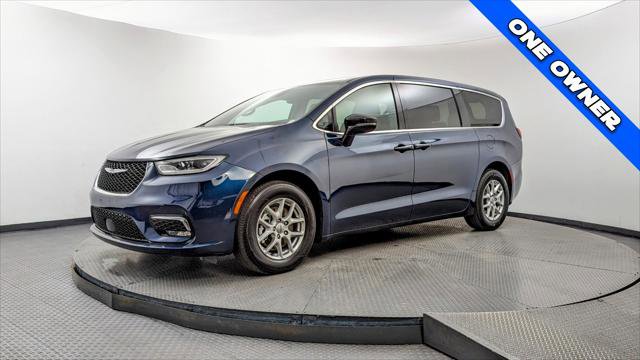 Used 2025 Chrysler Pacifica Select FWD image 2