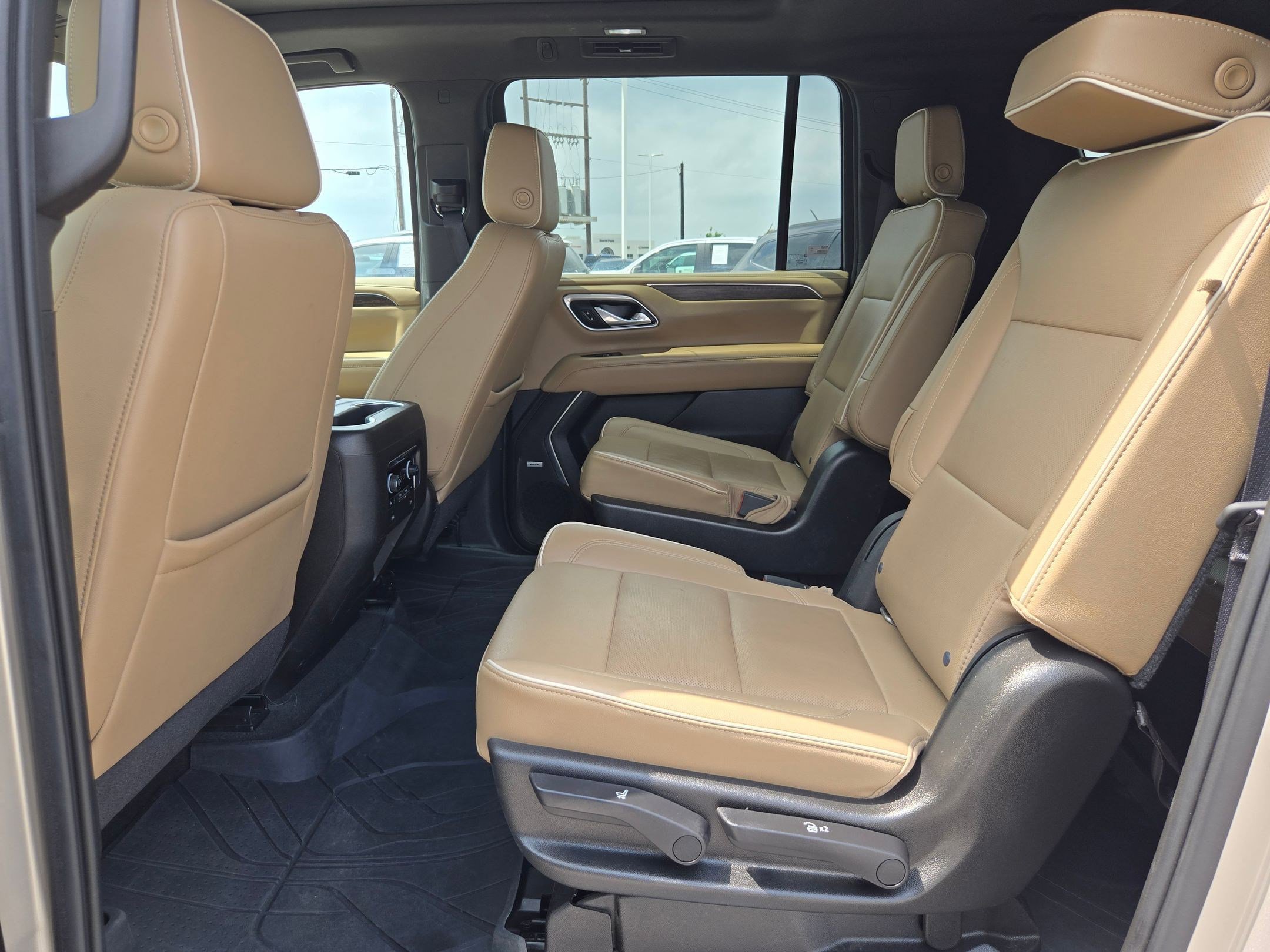 Used 2021 Chevrolet Suburban Premier w/ Premium Package RWD image 13