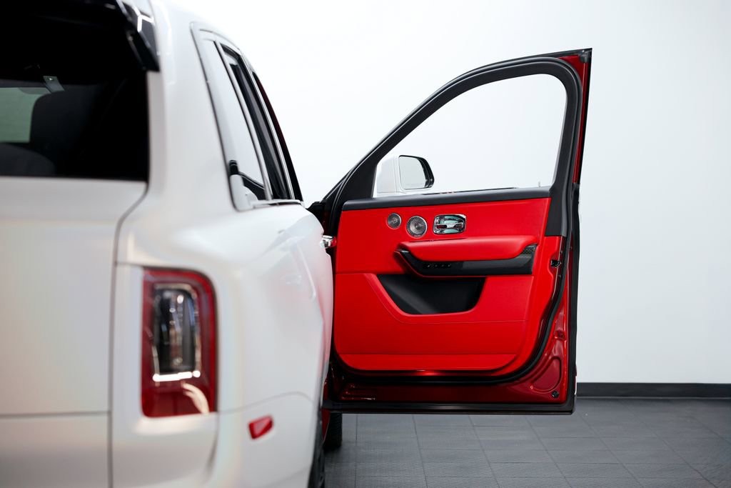 Used 2022 Rolls-Royce Cullinan Black Badge w/ Dark Exterior Package image 14